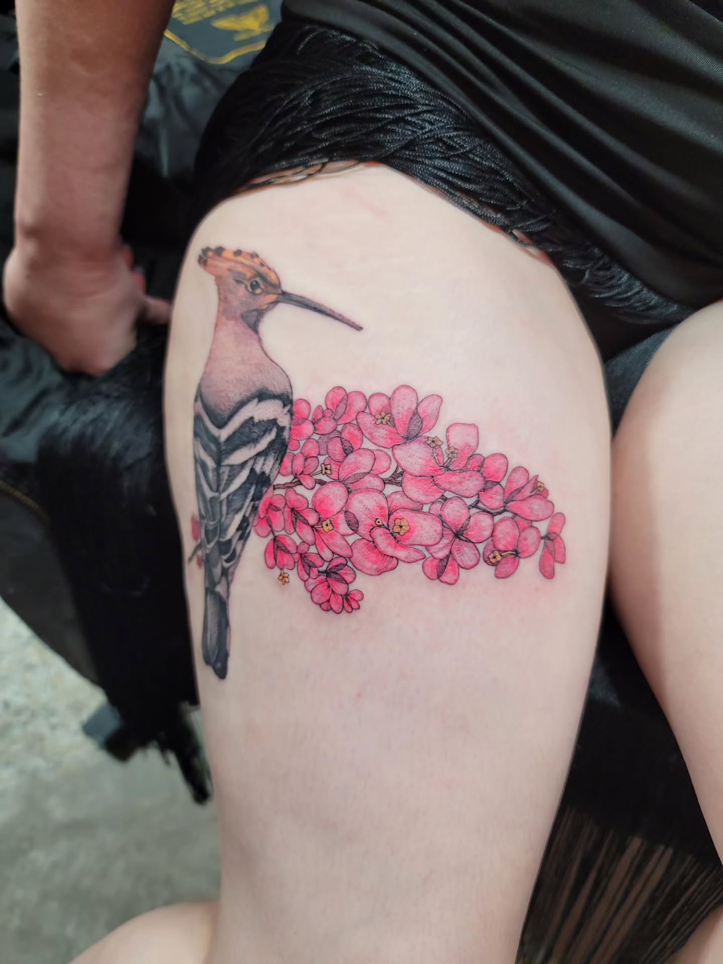Hoopoe and flowers realism tattoo on the thigh by Mary Lefeau