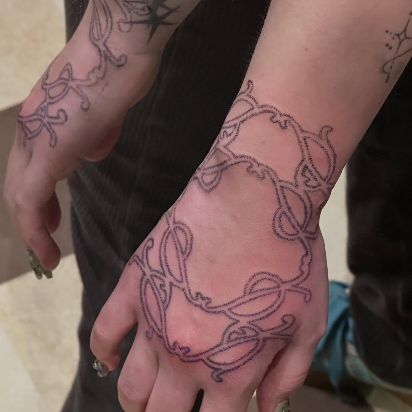 Abstract vine fine line tattoo on the hand by Jules🕯️