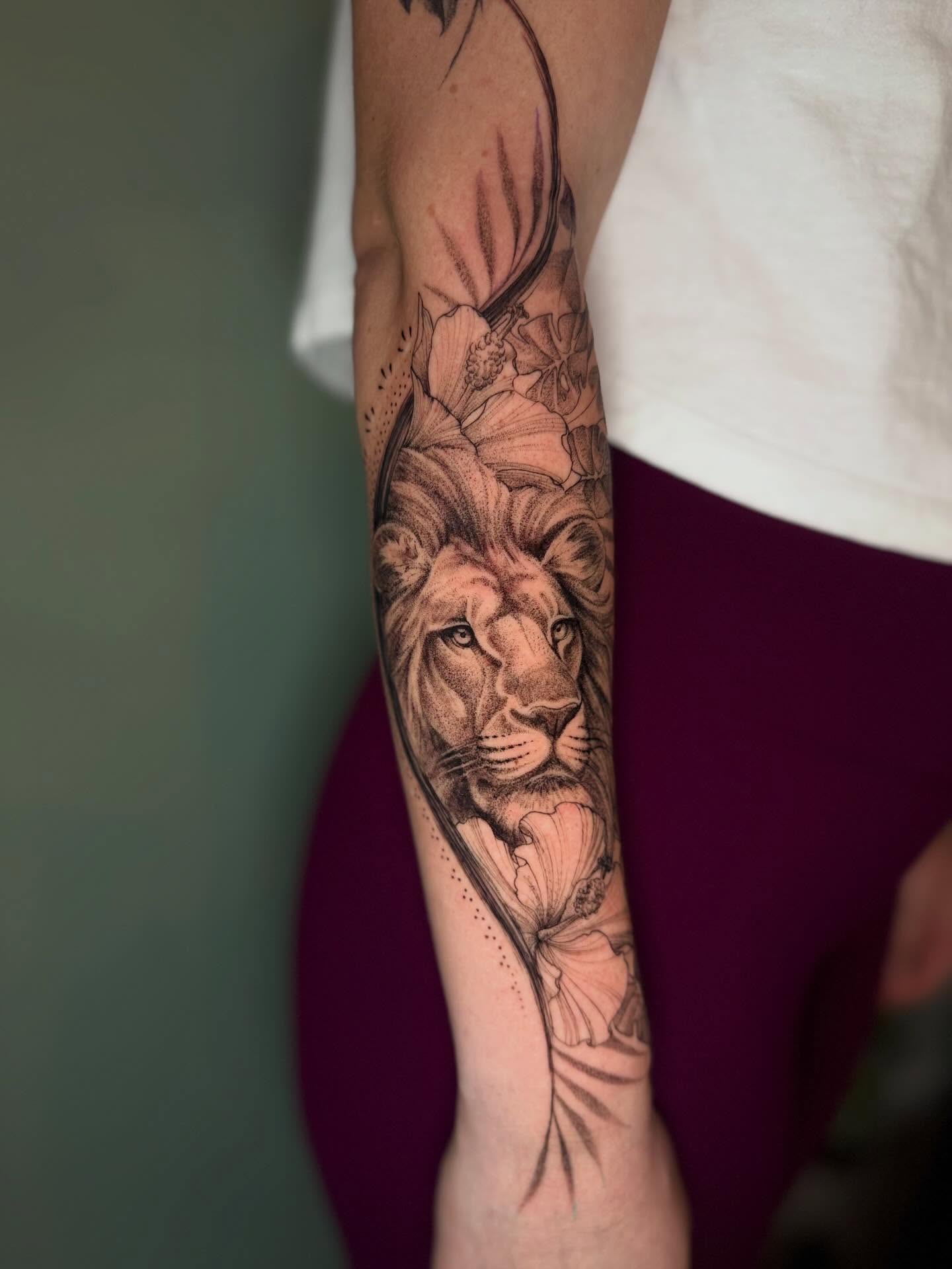 Lion realism tattoo on the forearm by Lo Boverod - La Passoire  - Tatoueuse -