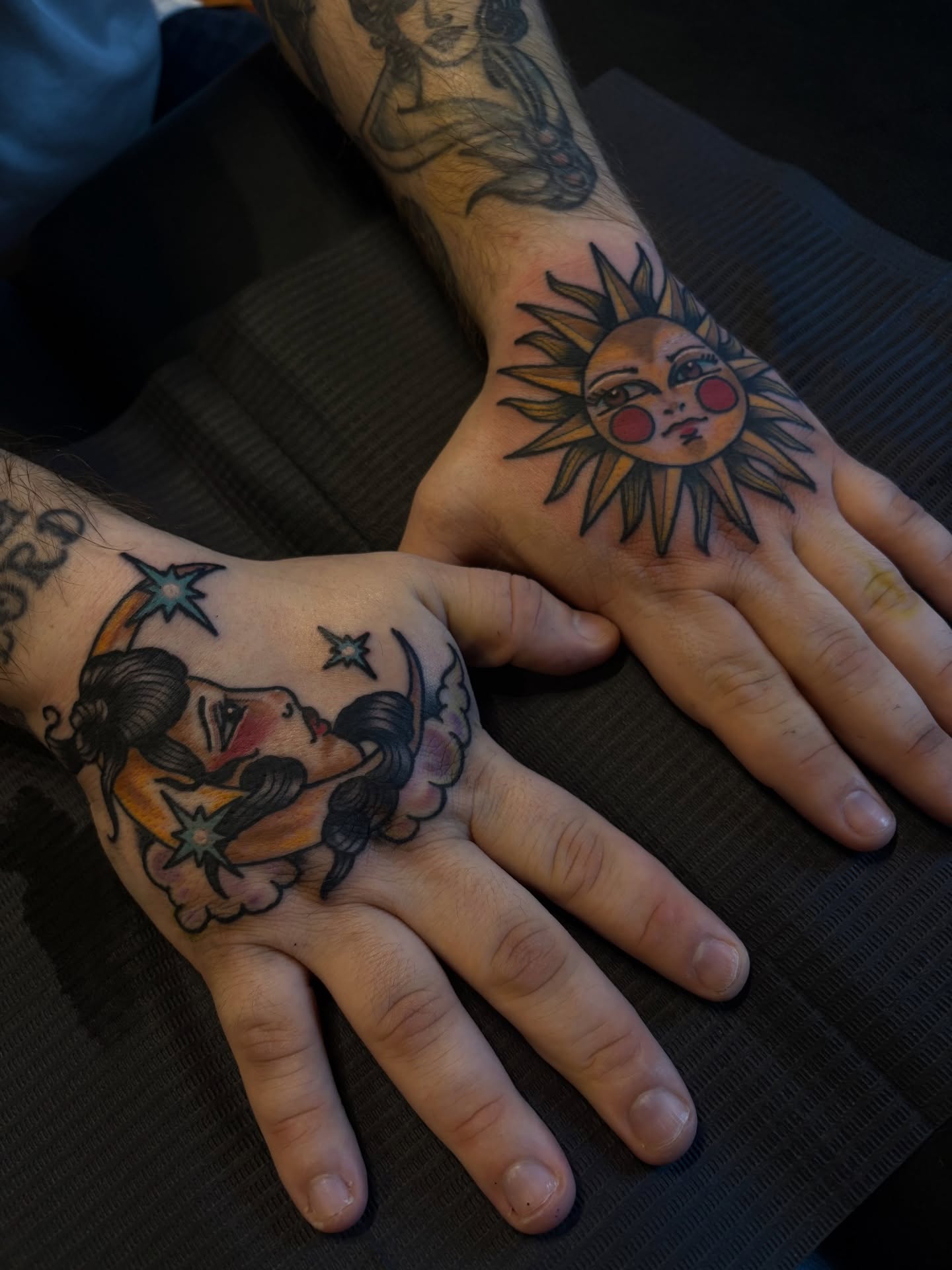 Sun and moon American traditional tattoo on the hand by 𓂃˚‧ 𓆸𝔏𝔦𝔫𝔷 ℭ𝔥𝔞𝔡𝔴𝔦𝔠𝔨 ੈ𑁍