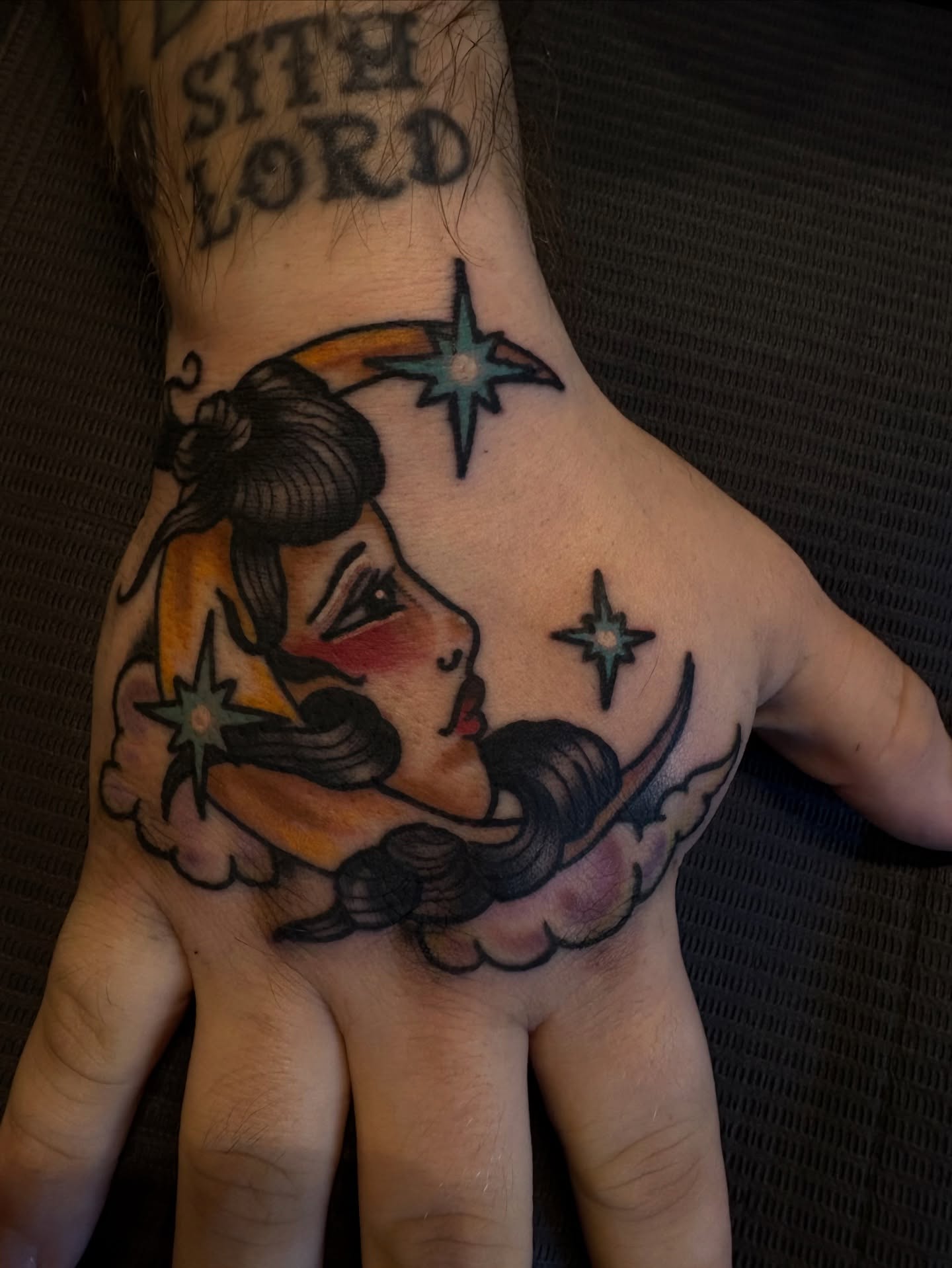 Woman with stars American traditional tattoo on the hand by 𓂃˚‧ 𓆸𝔏𝔦𝔫𝔷 ℭ𝔥𝔞𝔡𝔴𝔦𝔠𝔨 ੈ𑁍