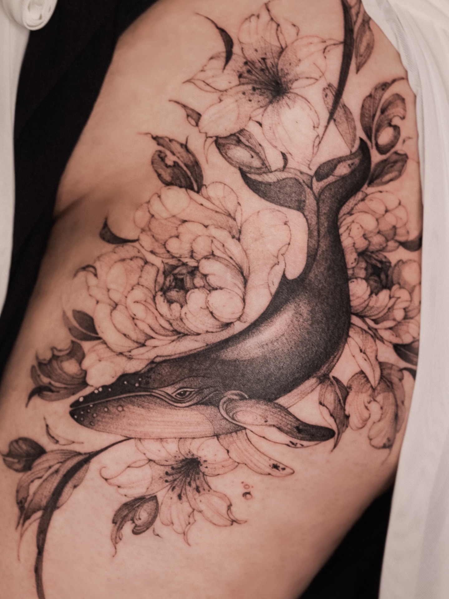 Whale and flowers realism tattoo on the upper arm by Maria
