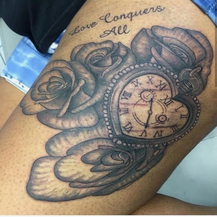 Clock and roses realism tattoo on the thigh by @juiceinkythings