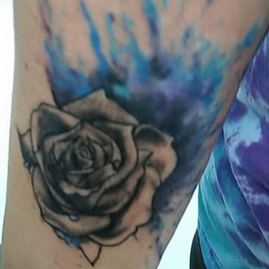 Rose realism tattoo on the forearm by @juiceinkythings