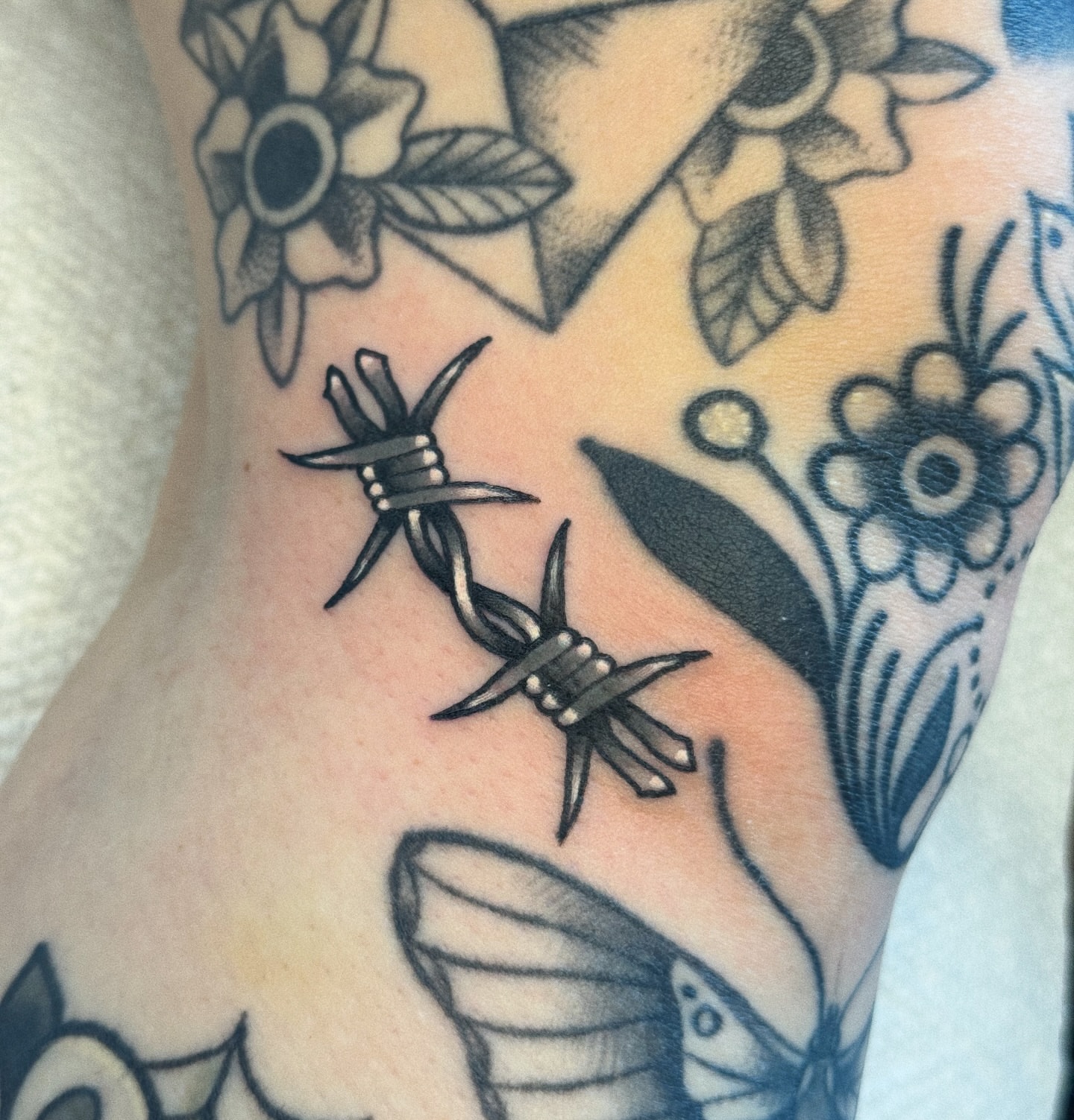Barbed wire black and grey tattoo on the forearm by 𝕷𝖆𝖚𝖗 𝕷𝖆𝖚𝖗