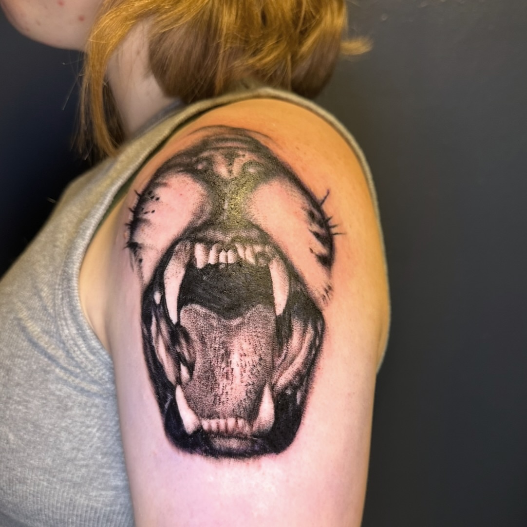 Roaring animal realism tattoo on the shoulder by Maggie De La Torre ๐ณ๏ธโโง๏ธ๐ฒ๐ฝ