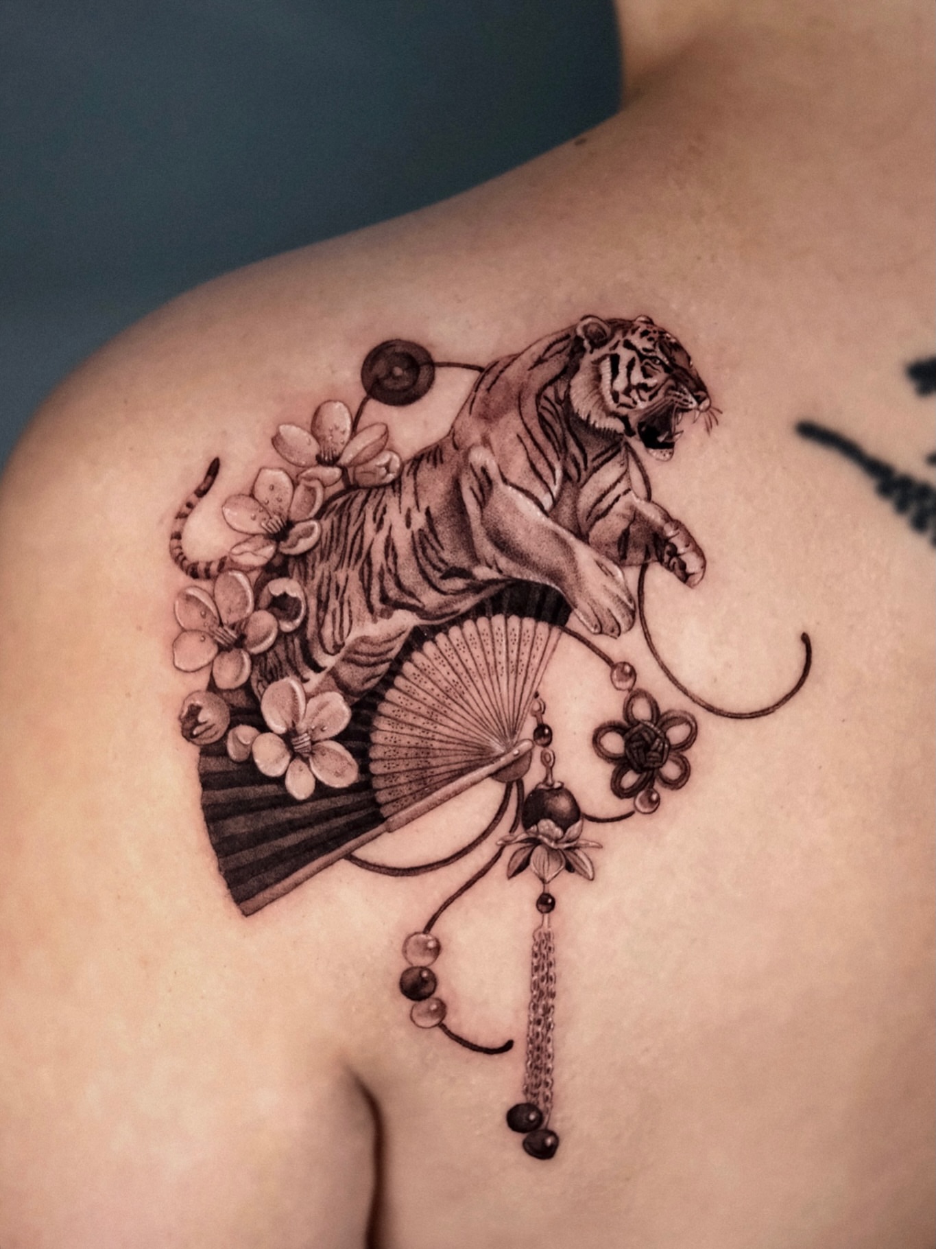 Tiger and fan japanese irezumi tattoo on the shoulder by Da-An ･ﾟ✧ 다 안 𓇬˖