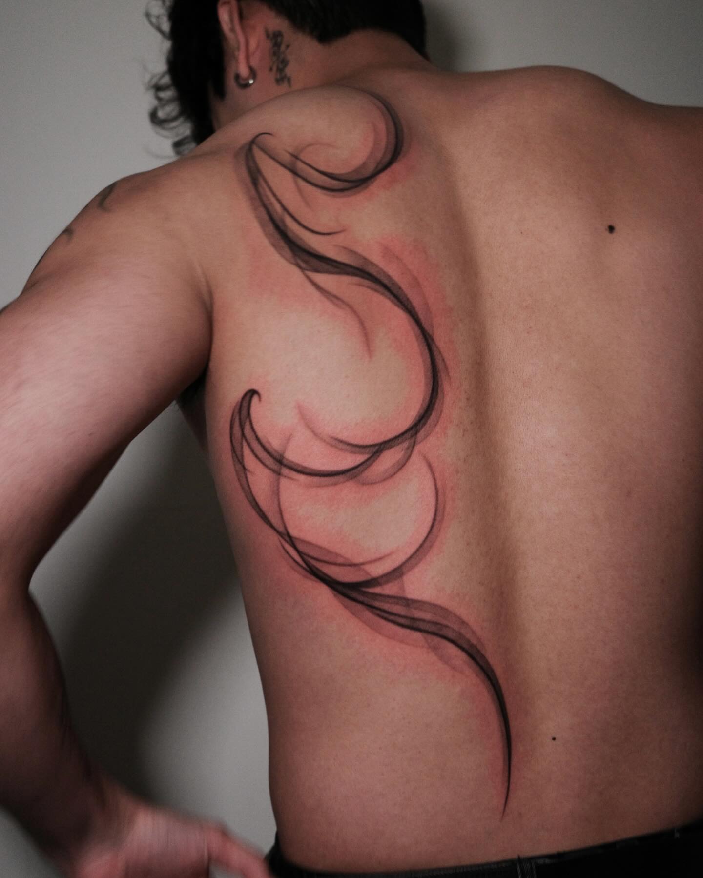 Smoke black and grey tattoo on the back by Chou 周哲｜抽象｜流體｜筆刷