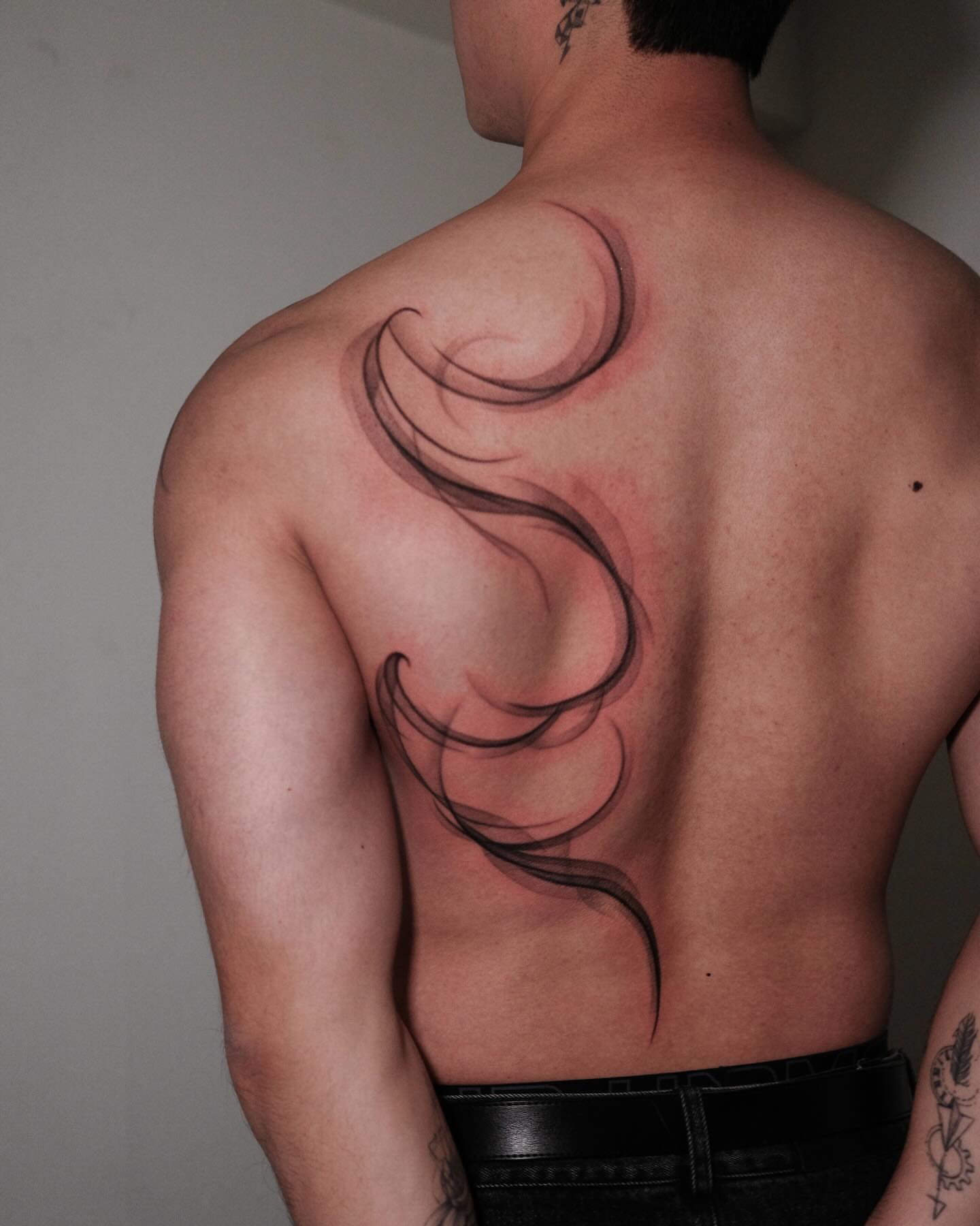 Swirling lines black and grey tattoo on the back by Chou 周哲｜抽象｜流體｜筆刷