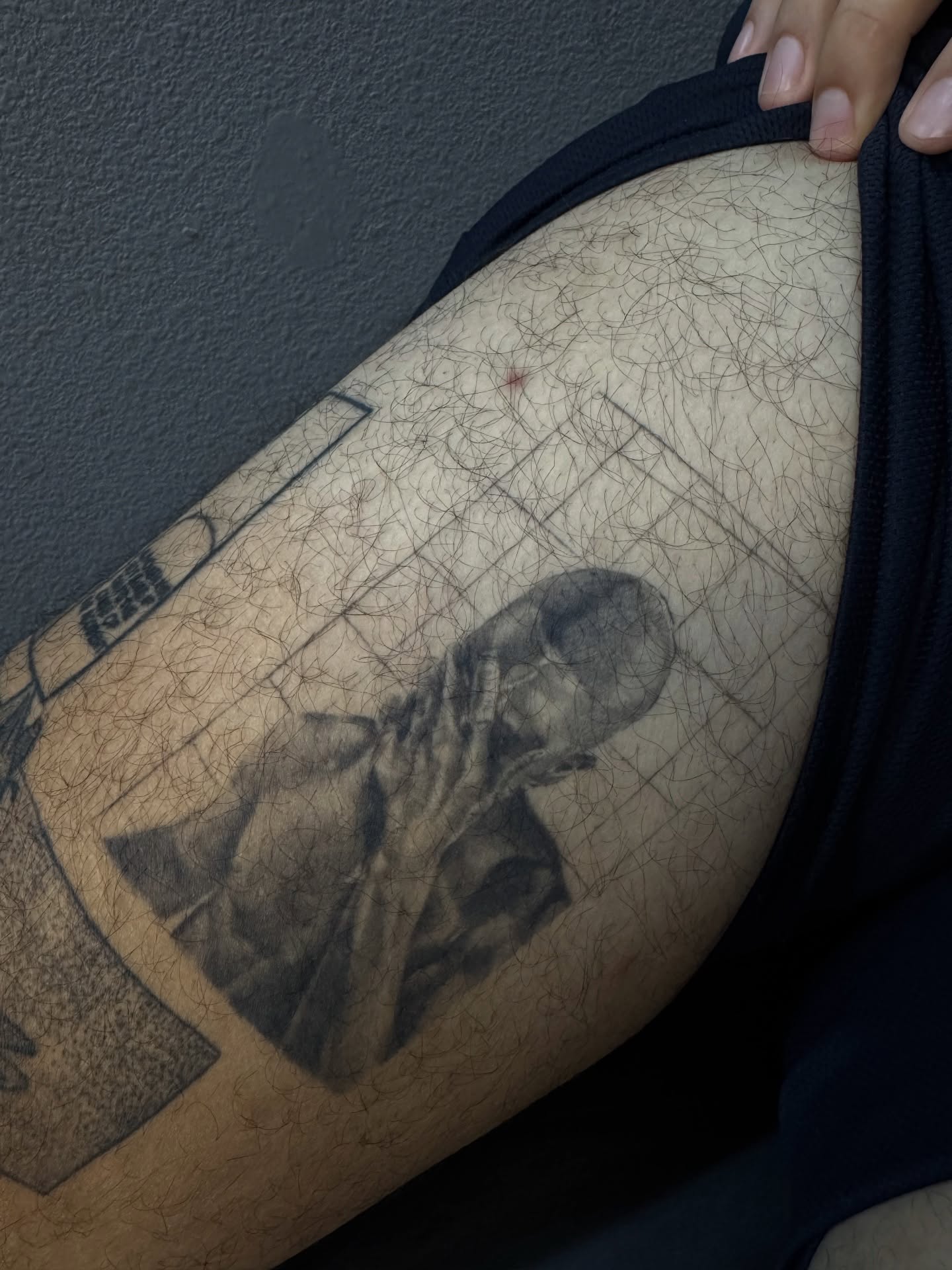 Astronaut black and grey tattoo on the thigh by R O M y R I N C Ó N