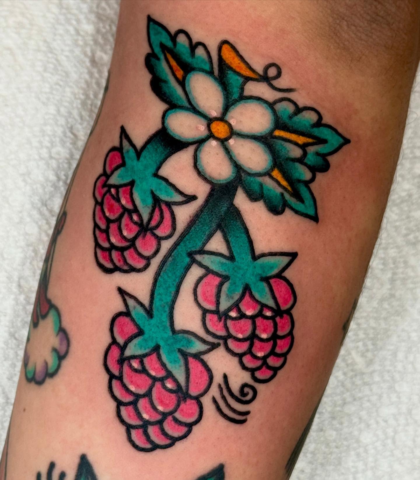 Tattoo by @lindsayloutat2 — american_traditional