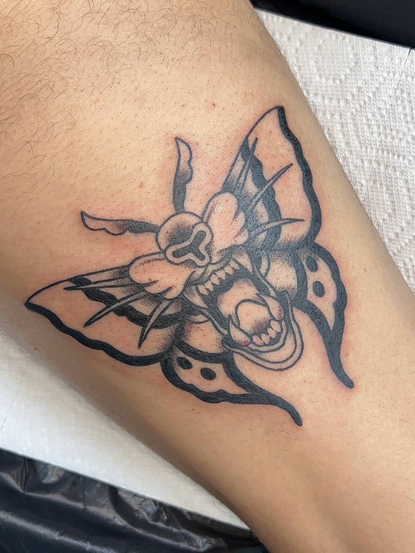 Skull and butterfly black and grey tattoo on the thigh by 𝑴𝒂𝒚𝒂𖤐𝑫𝒆𝑽𝒊𝒏𝒆, Dayton, Ohio