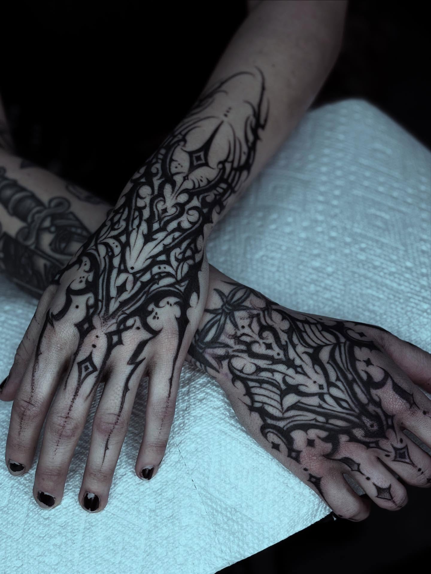 Ornamental ornamental tattoo on the hand by “𝙺𝚊𝚒𝚗 𝚅𝚎𝚕𝚊𝚜𝚌𝚘”, Austin, Texas