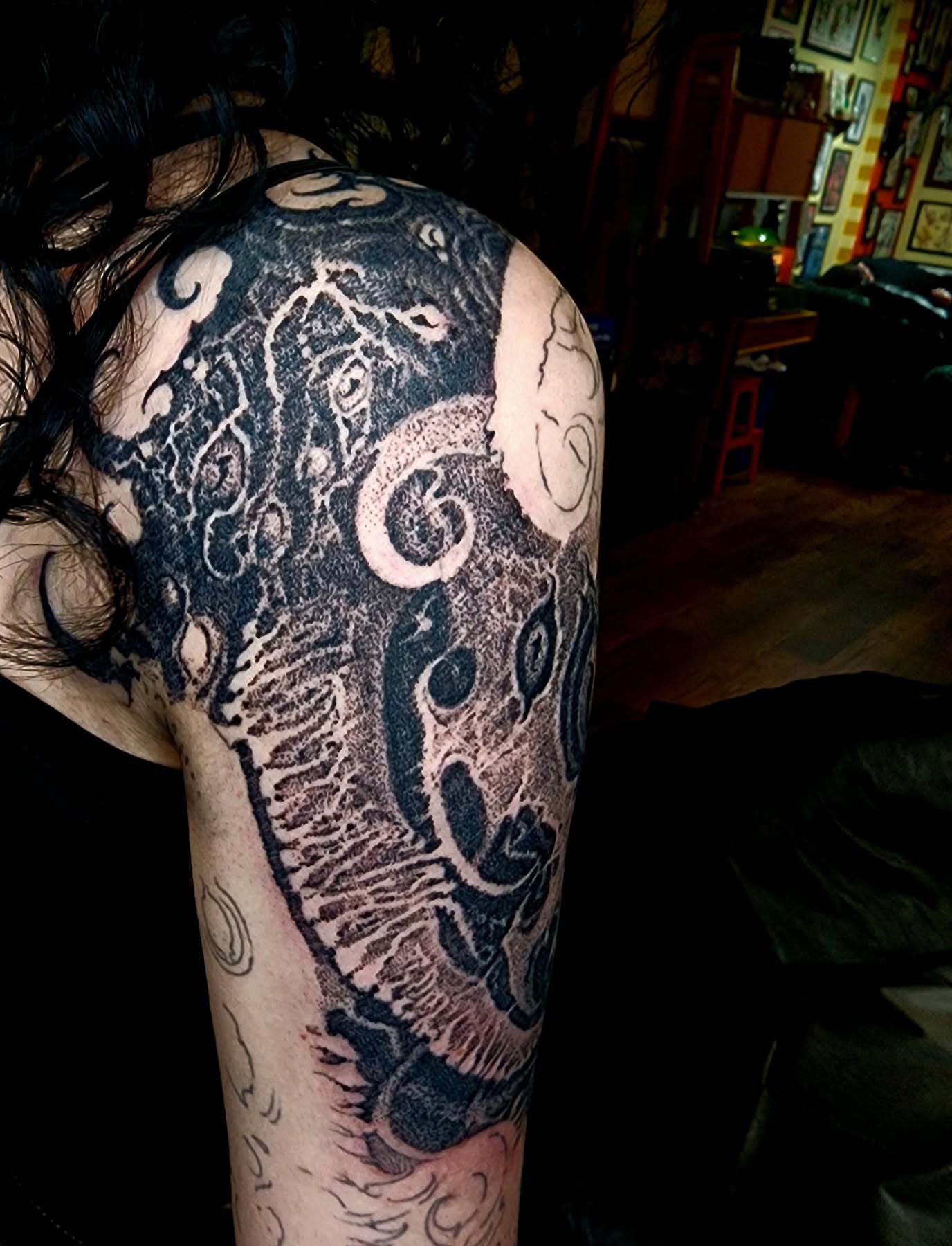 Abstract design dotwork tattoo on the upper arm by @hellscribe