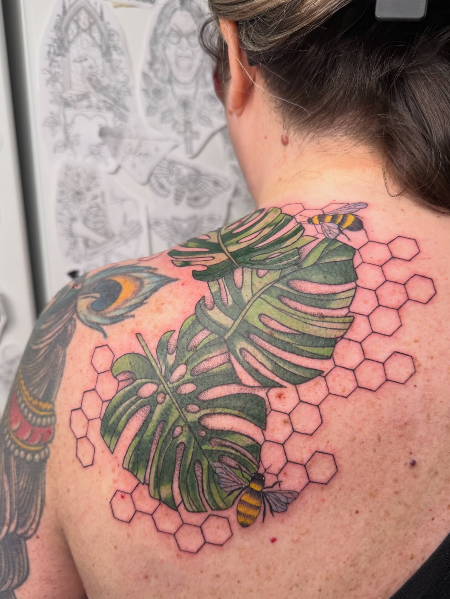 Monstera leaves and bees geometric tattoo on the back by Alexx Colombo
