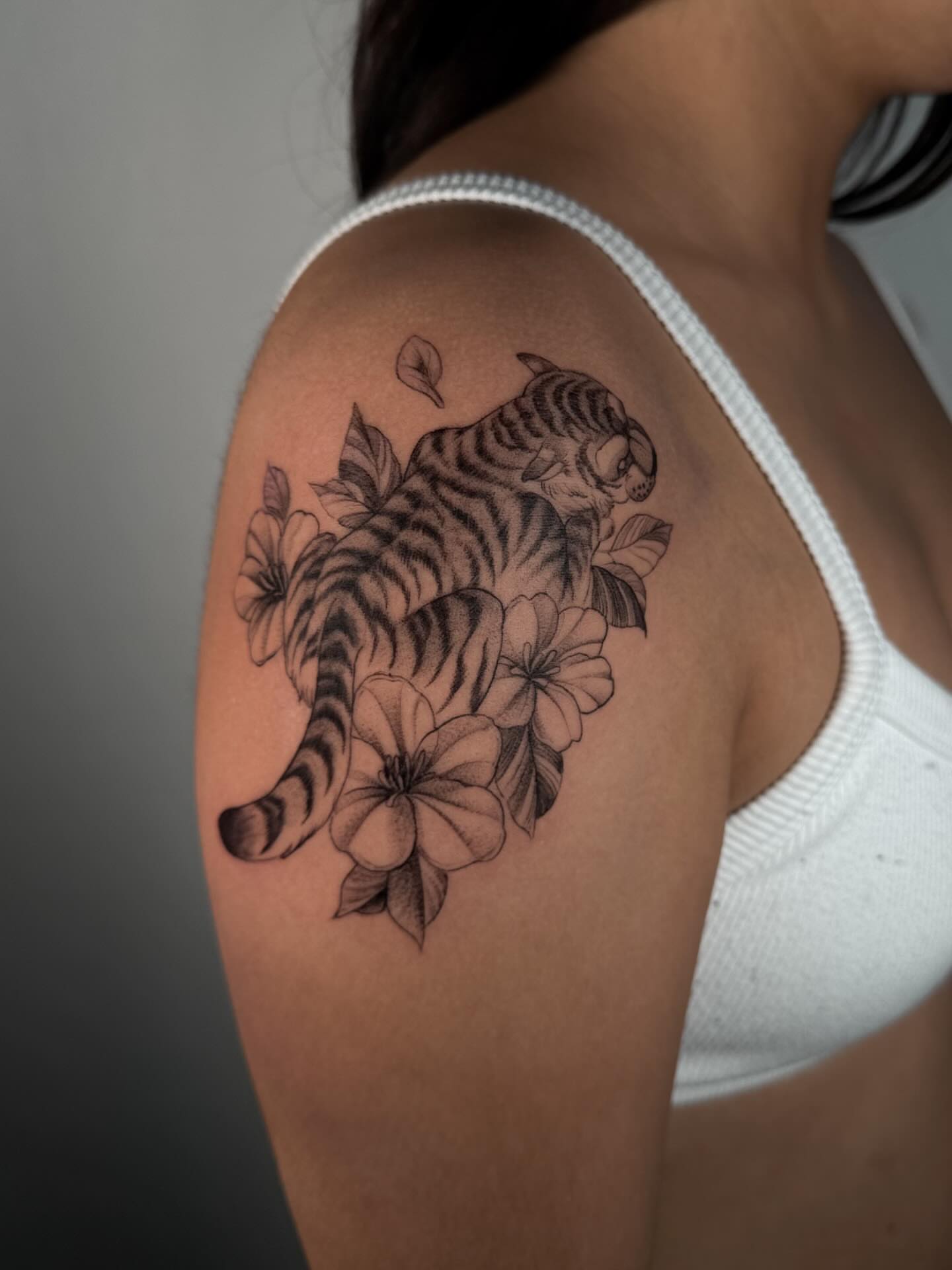 Tiger and flowers realism tattoo on the shoulder by Vince Lau