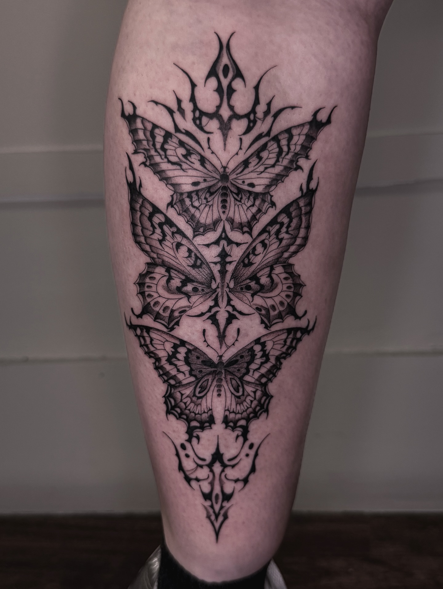 Tattoo by @naviiart โ black_and_grey, geometric