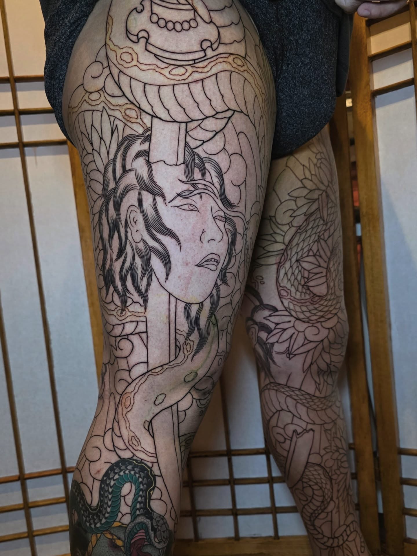 Woman with snake realism tattoo on the thigh by 彫かか
