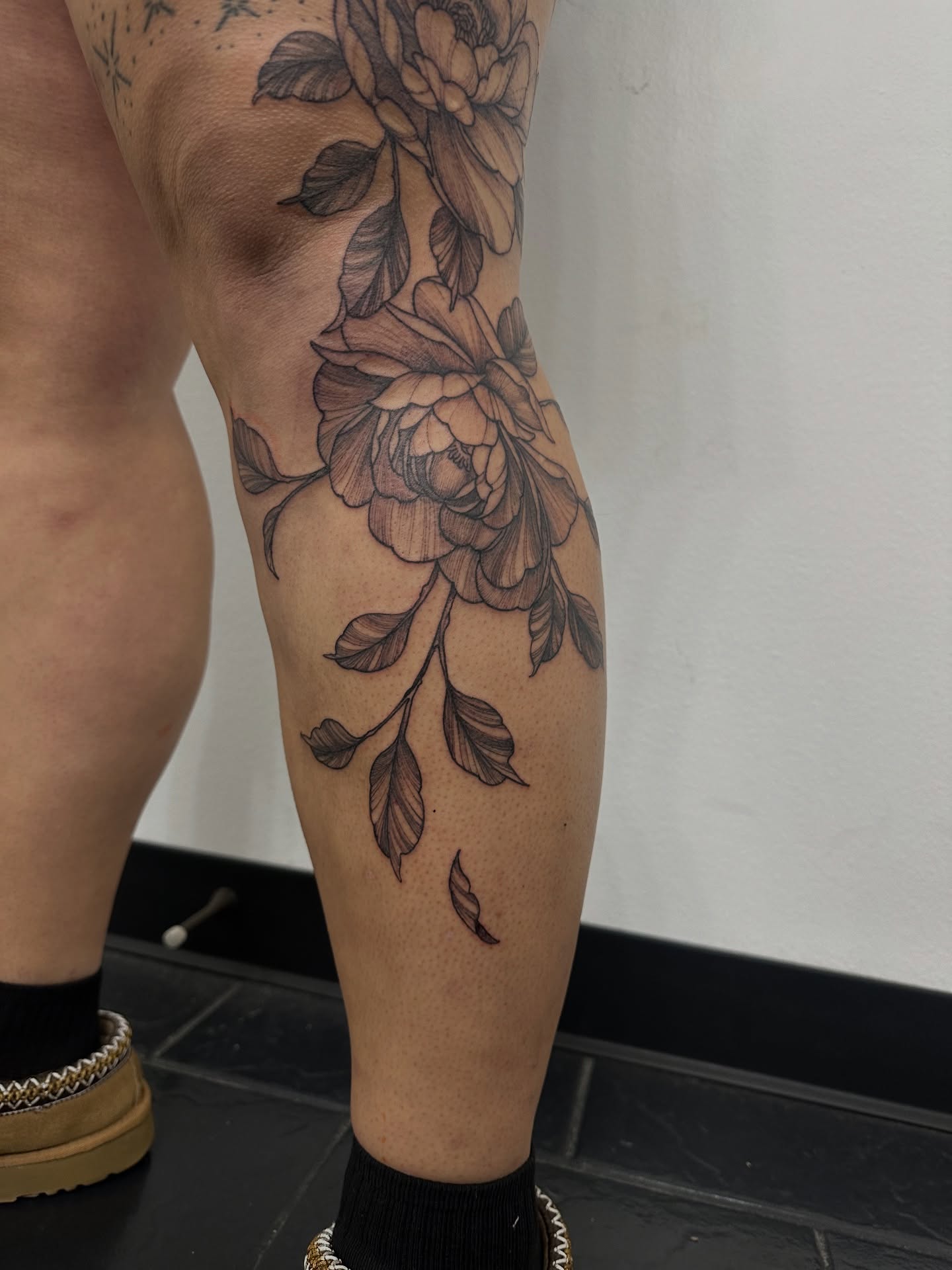 Floral bouquet black and grey tattoo on the calf by ๐ฌ๐๐๐ฏ๐ ๐ฆ ๐๐ฉ๐ฆ๐ท๐๐๐ข๐ฑ๐ฅ ๐ซง๐ผ, Joplin, Missouri