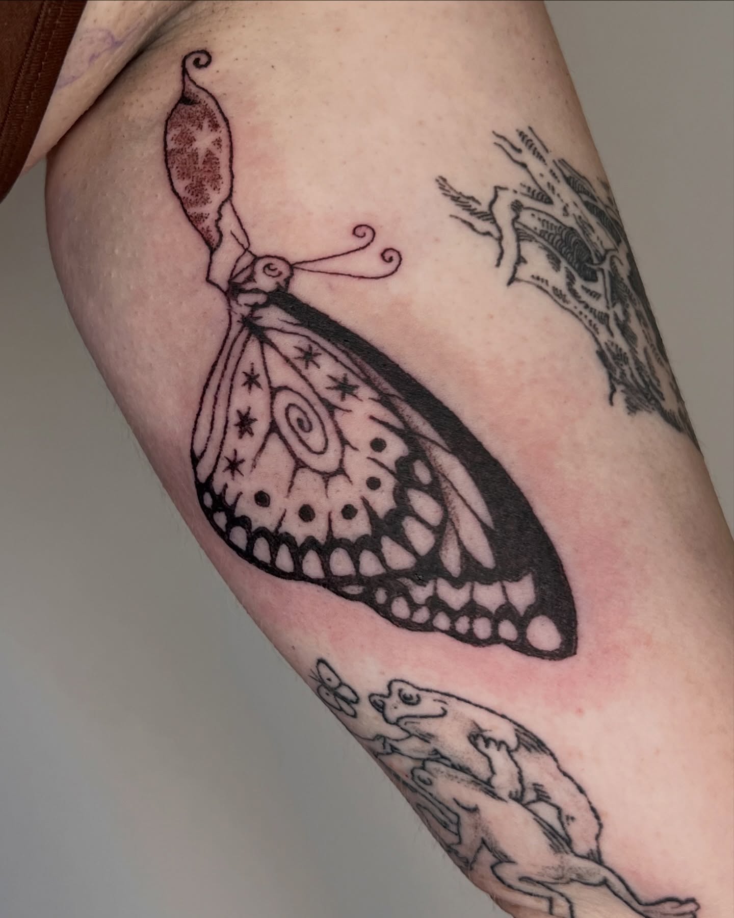Tattoo by @rachelradiant — black_and_grey