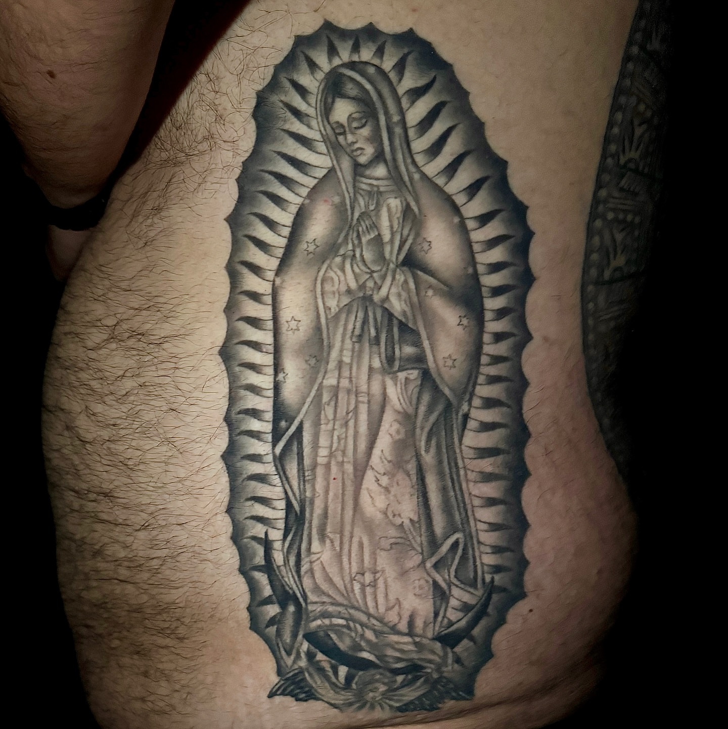 Virgin mary black and grey tattoo on the thigh by @mexcellent_tattoos