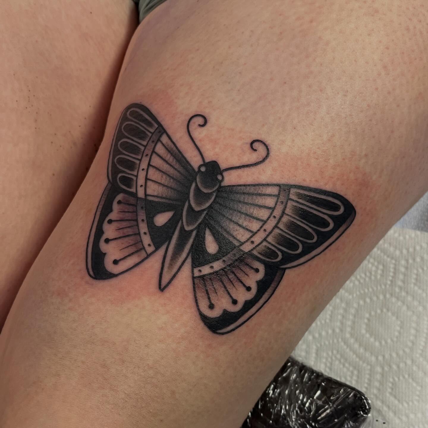 Tattoo by @ellmackk — black_and_grey