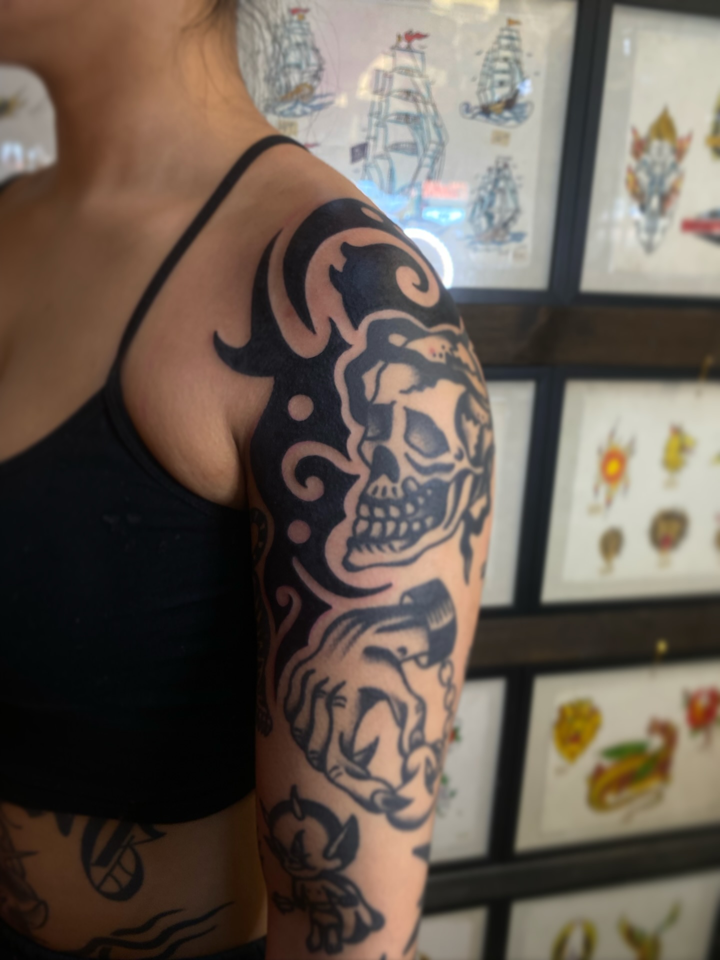 Skull and cherub American traditional tattoo on the upper arm by ⛓️ L̷i̷n̷n̷e̷a̷⛓️, Las Vegas, Nevada