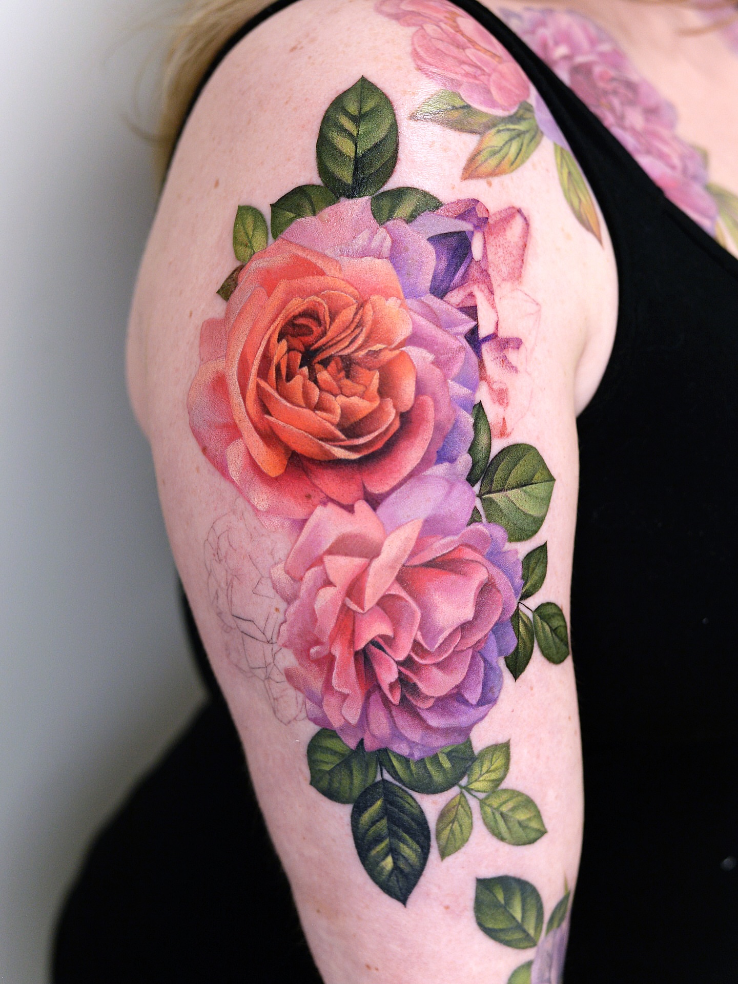 Roses realism tattoo on the shoulder by Joice Wang