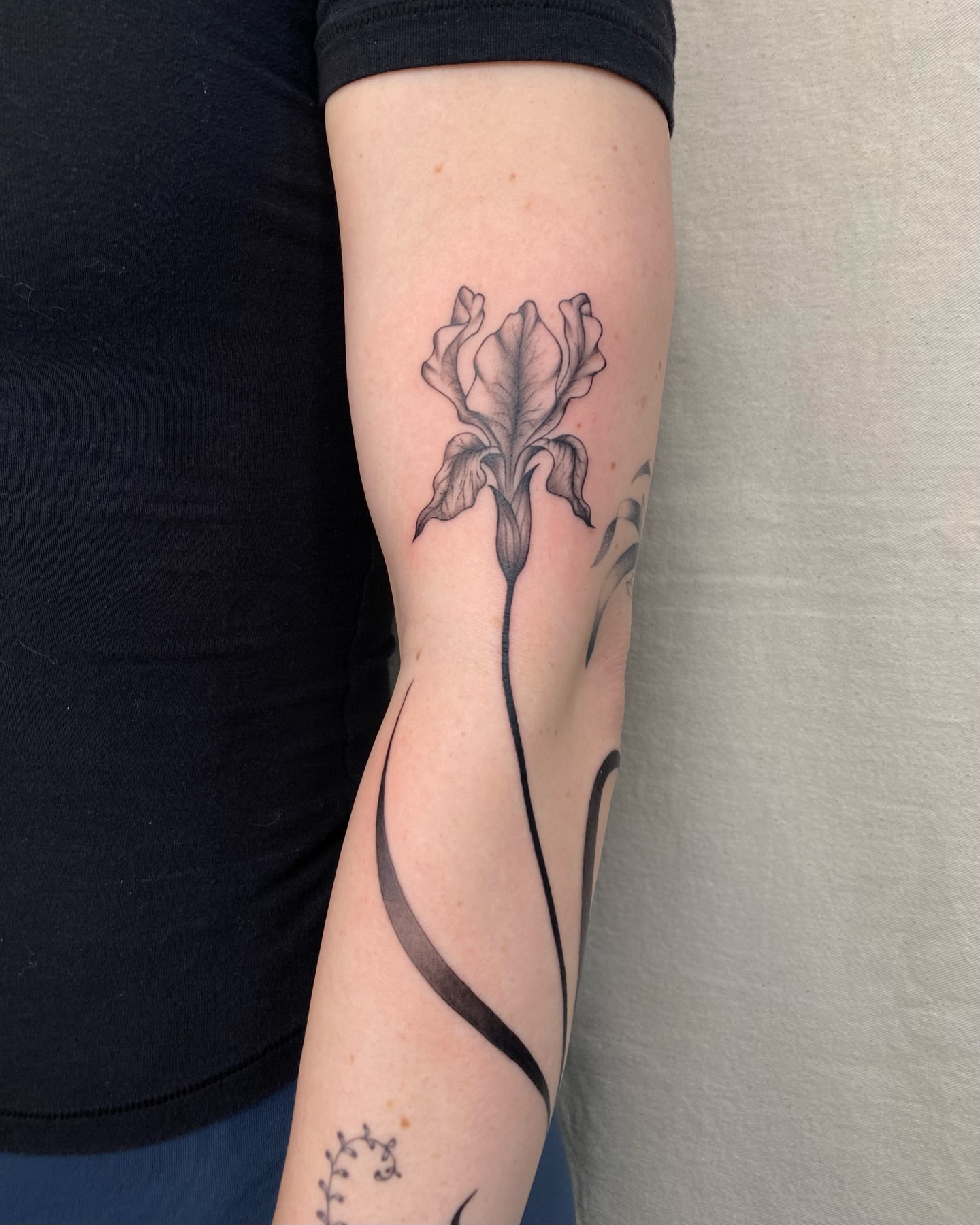 Tattoo by @sashinkatattoo β black_and_grey
