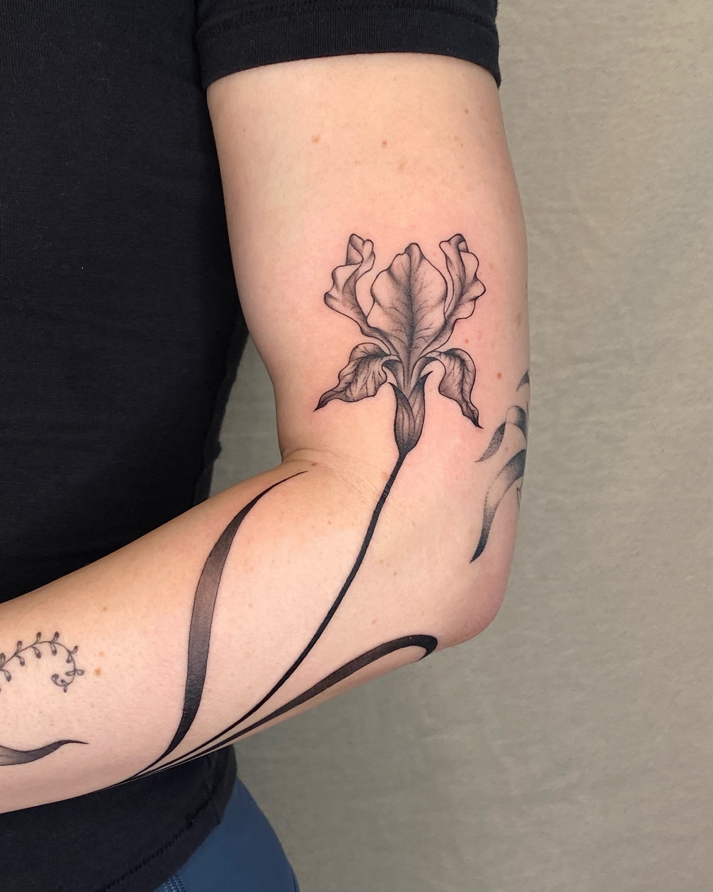 Tattoo by @sashinkatattoo β black_and_grey