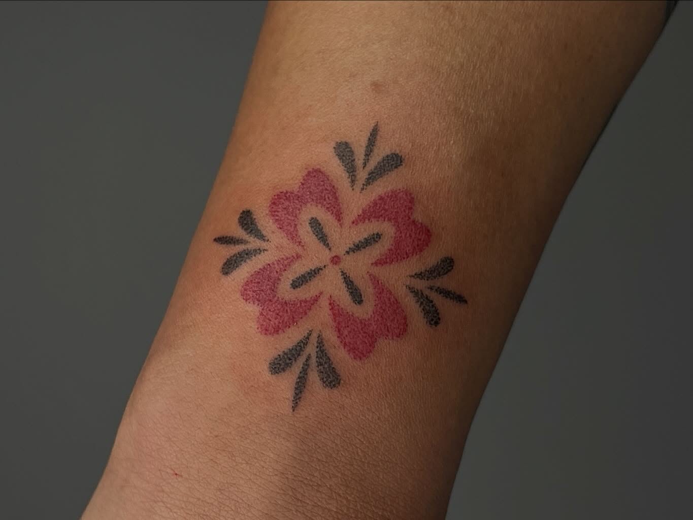 Flower geometric tattoo on the forearm by Thiên Hồ