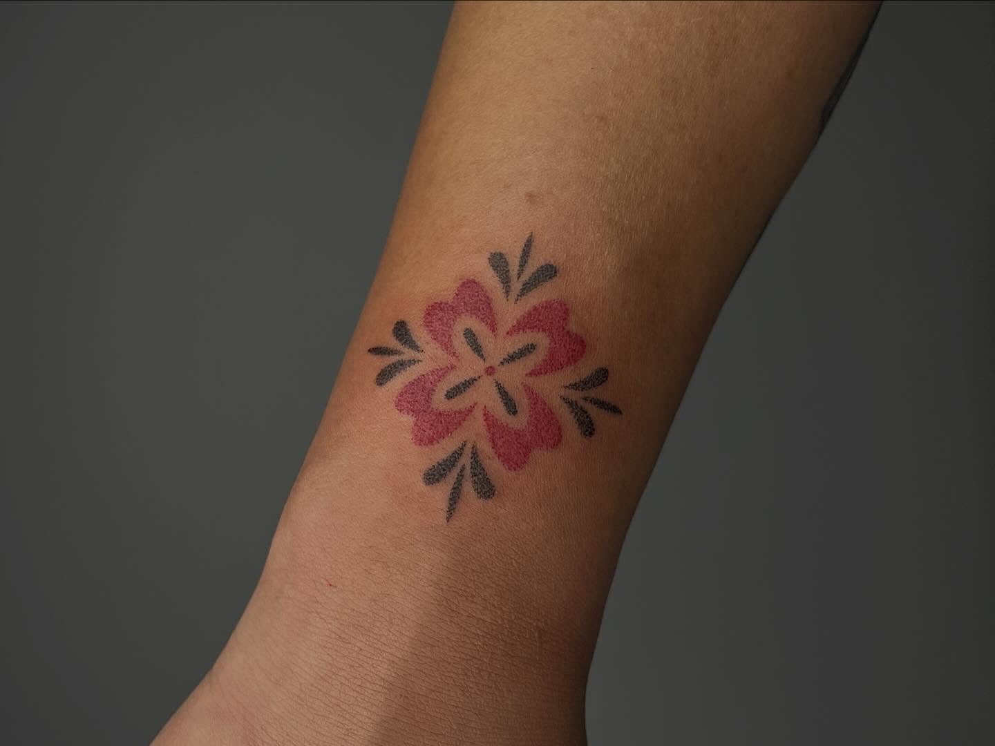 Flower geometric tattoo on the forearm by Thiên Hồ