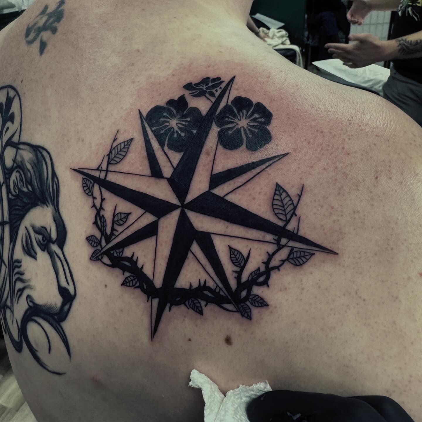 Compass with flowers geometric tattoo on the back by 🌙Jose Maldonado🌙