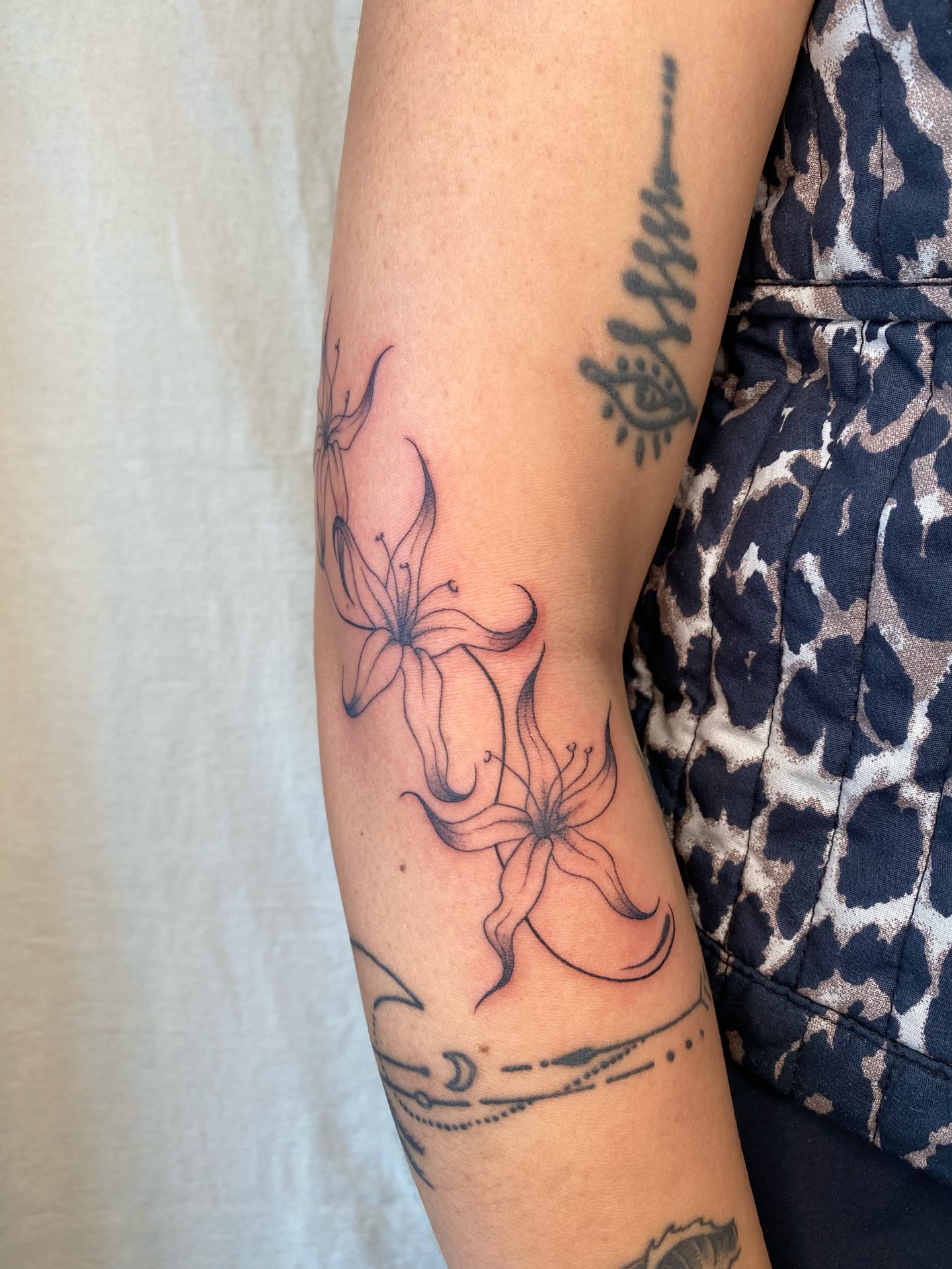 Tattoo by @sashinkatattoo β black_and_grey
