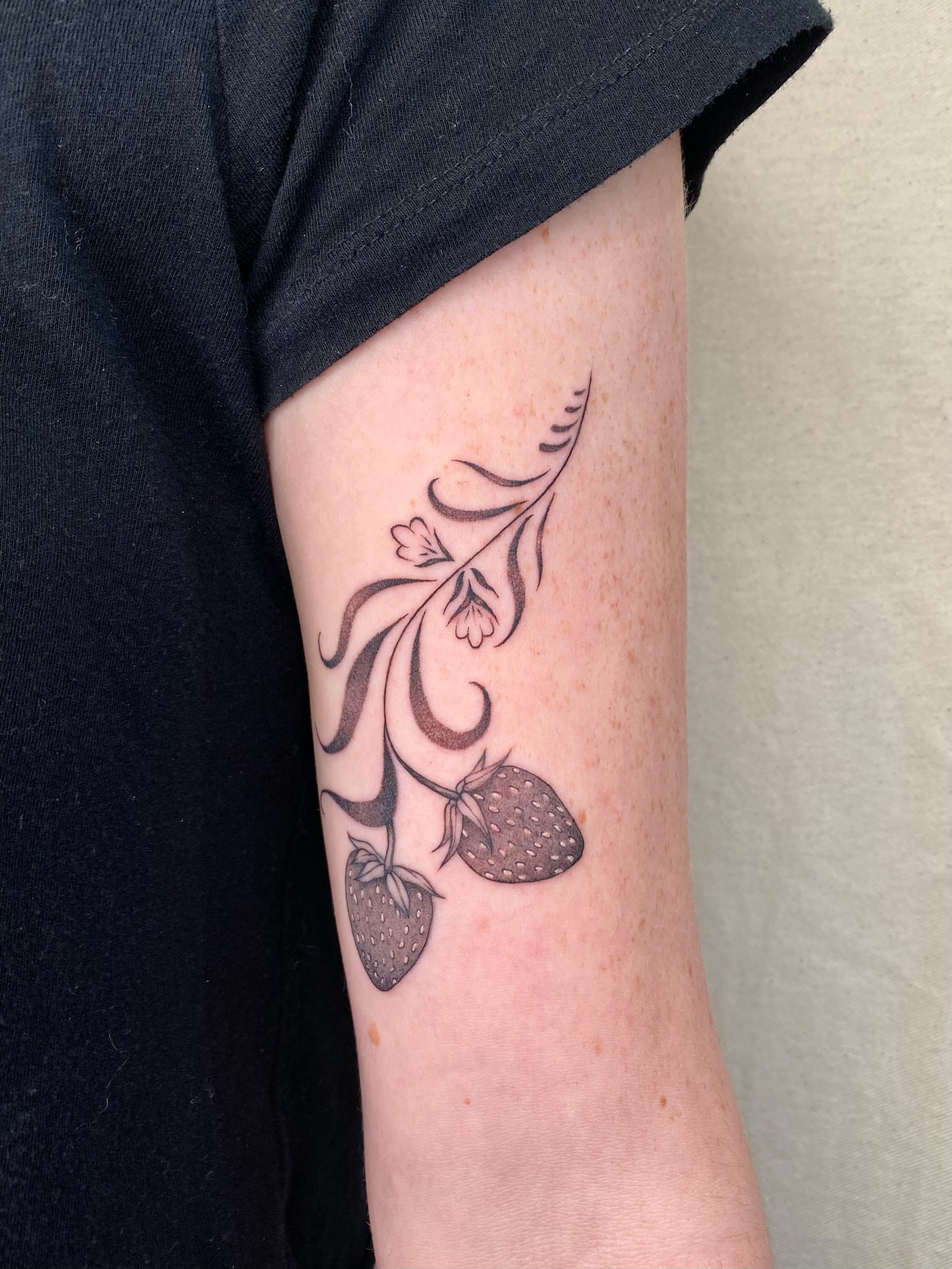 Tattoo by @sashinkatattoo β black_and_grey
