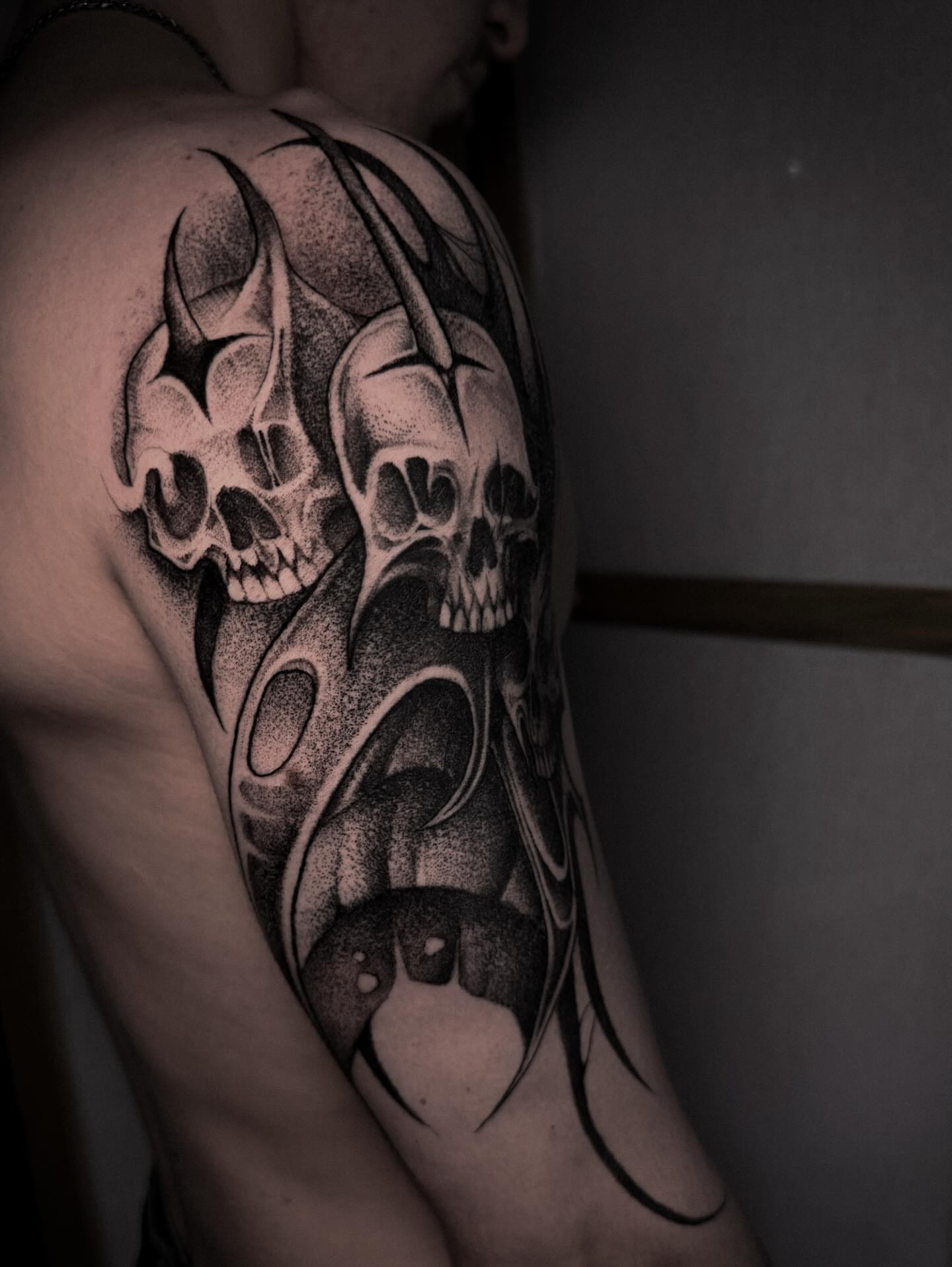 Skulls dotwork tattoo on the shoulder by La Hyene