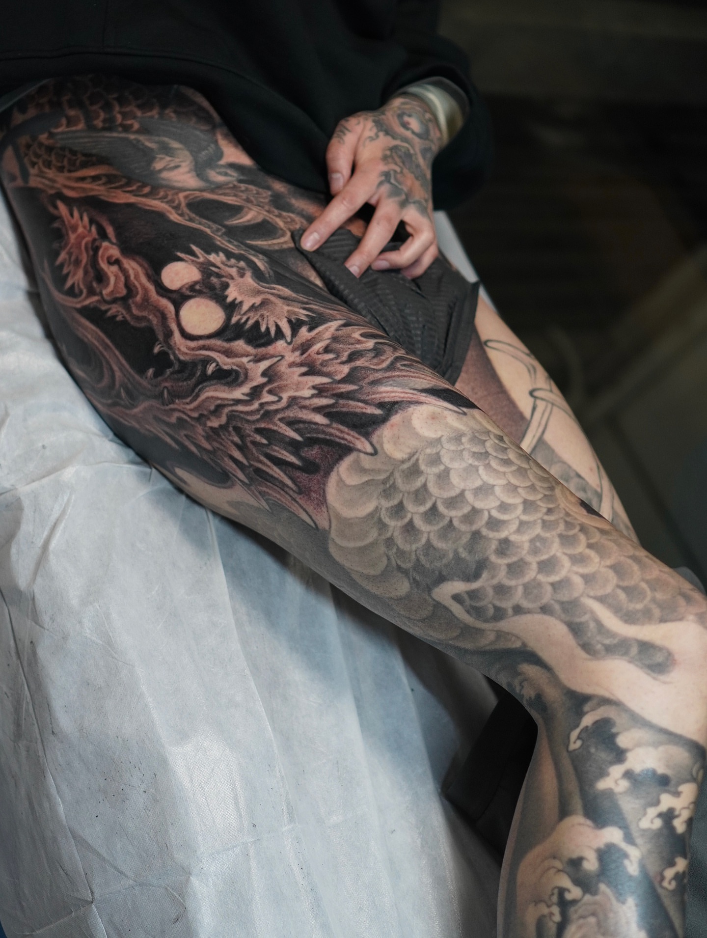 Dragon realism tattoo on the thigh by 睿刺造物