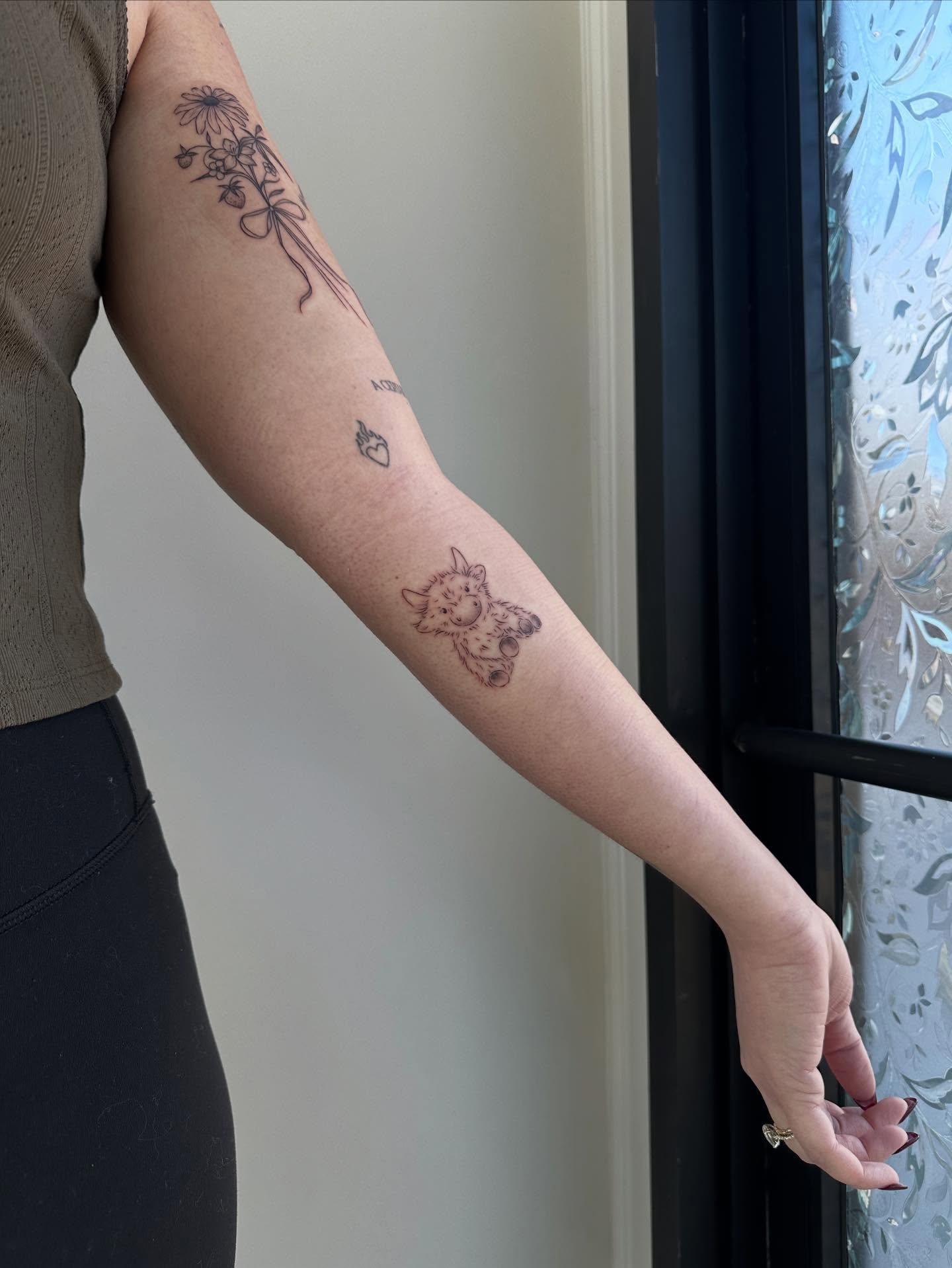 Flower bouquet black and grey tattoo on the forearm by gabrielle rosemary ποΈ