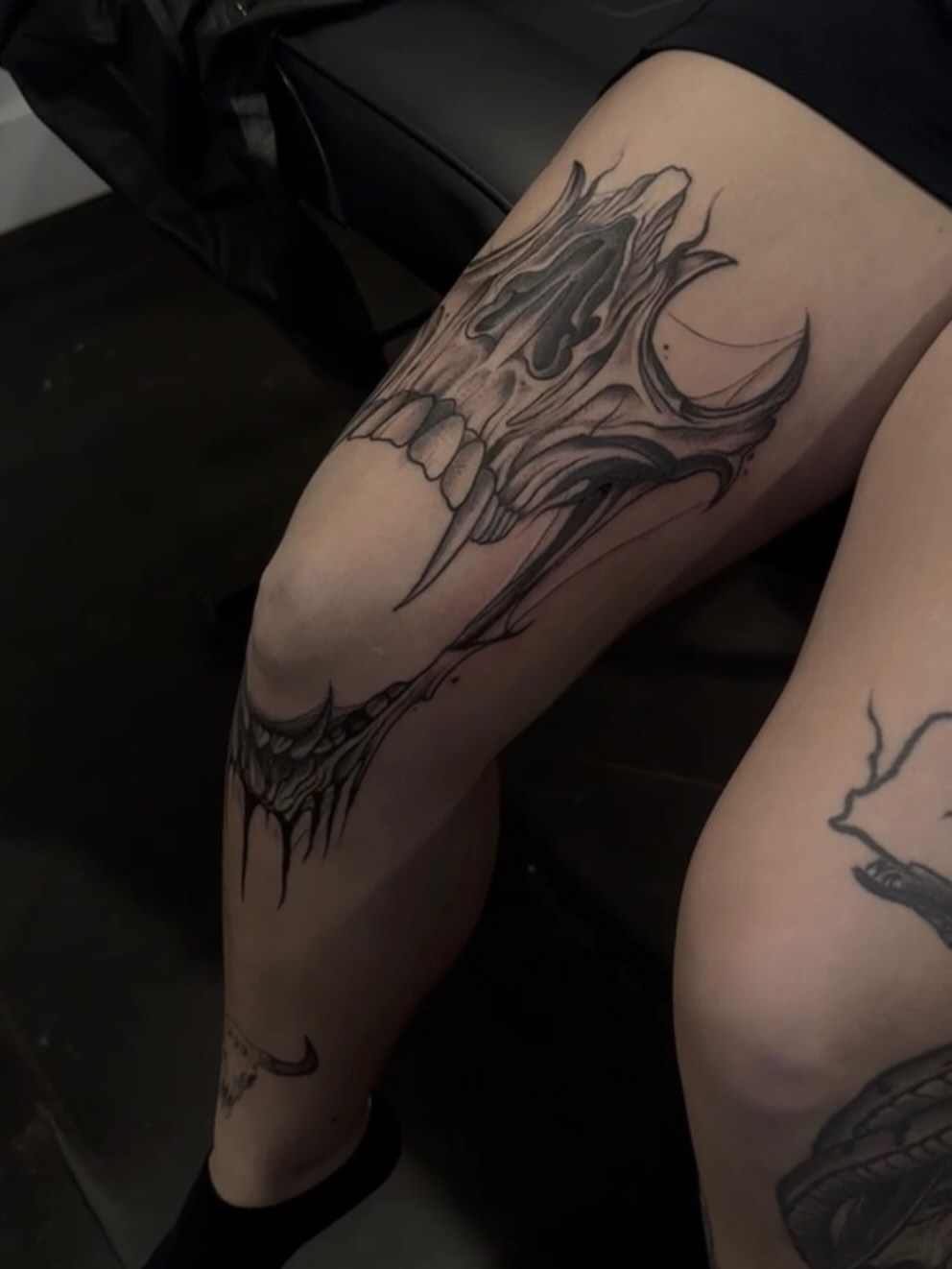 Skull black and grey tattoo on the thigh by Turk