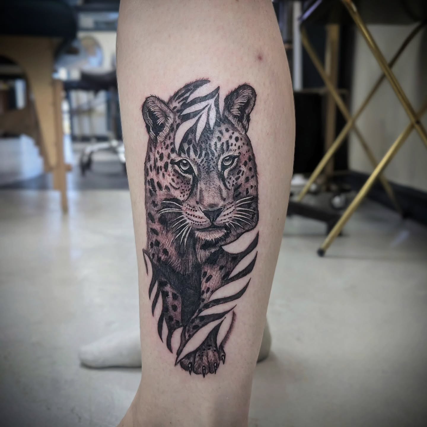 Leopard realism tattoo on the calf by 𝕸𝖆𝖉𝖎 (𝕸𝖆𝖉 𝕯𝖔𝖌)