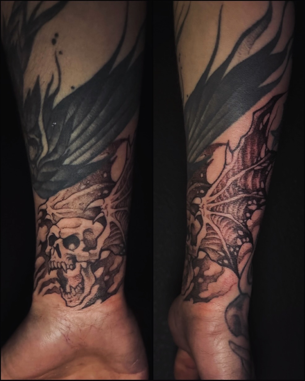 Skull and wings realism tattoo on the forearm by IX