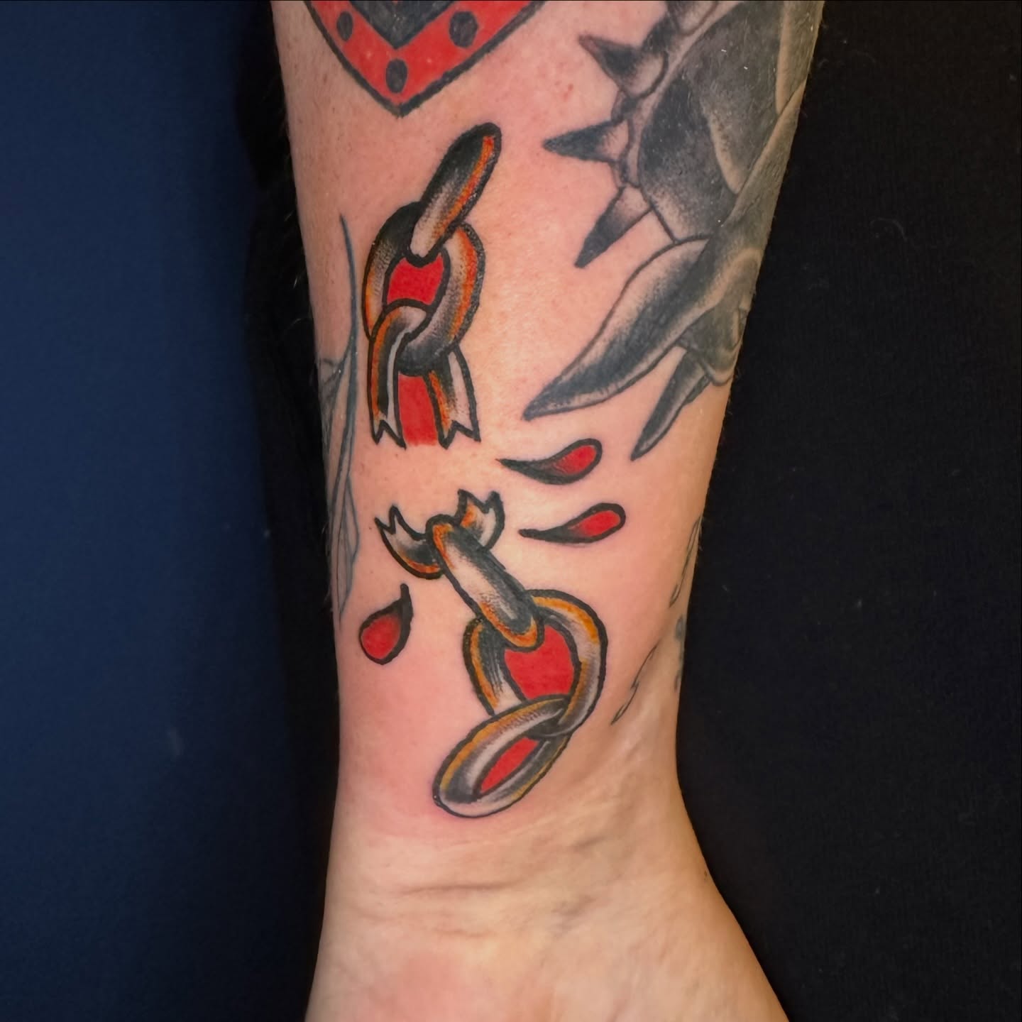 Chains and hearts American traditional tattoo on the forearm by Maggie De La Torre ๐ณ๏ธโโง๏ธ๐ฒ๐ฝ