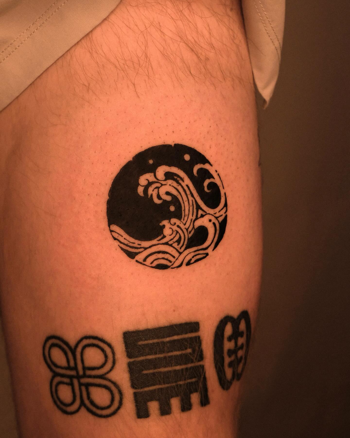 Wave and circle black and grey tattoo on the thigh by ❖ Tomi ❖