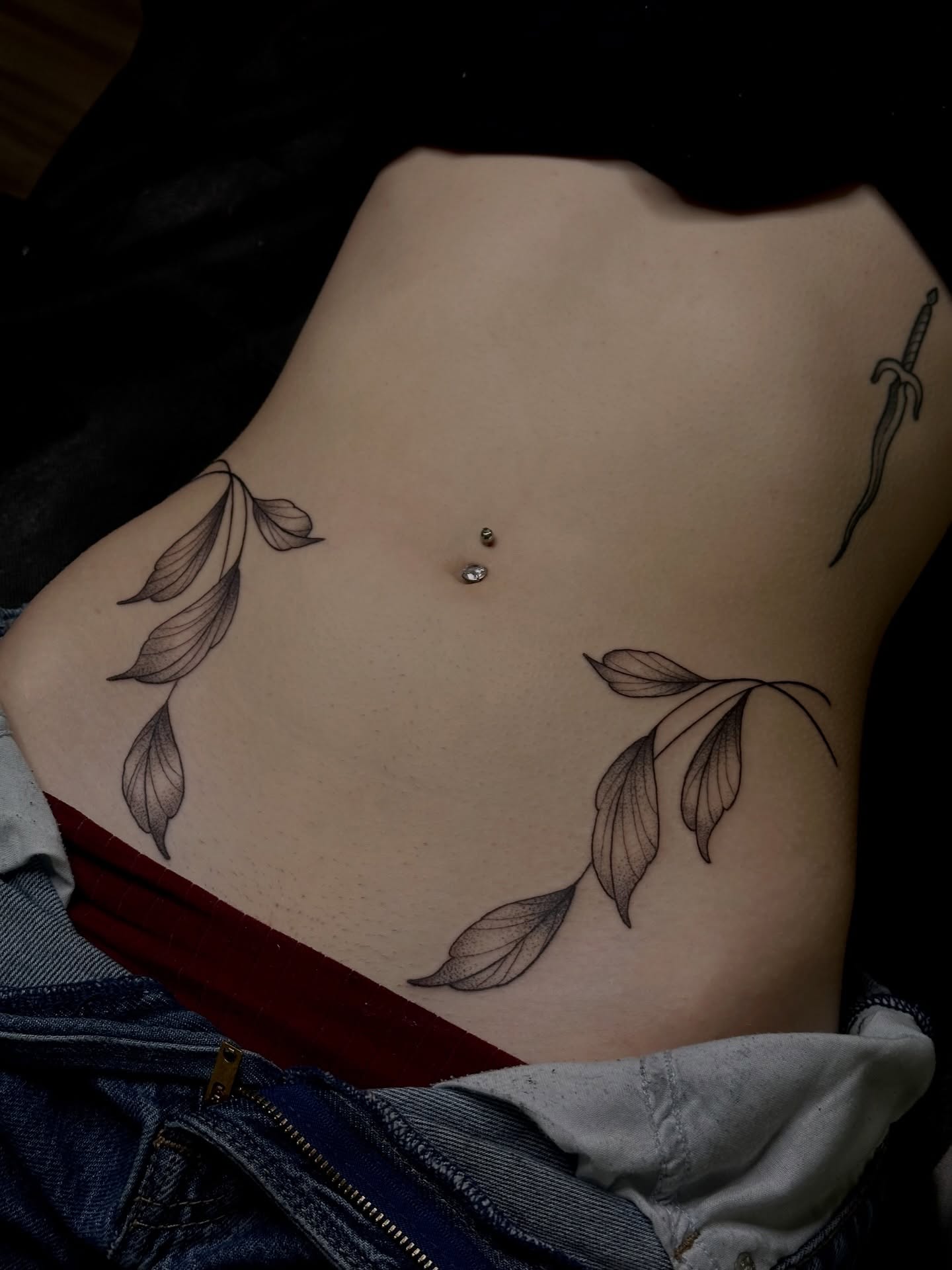 Leaf black and grey tattoo on the ribs by Zoe Arrigo