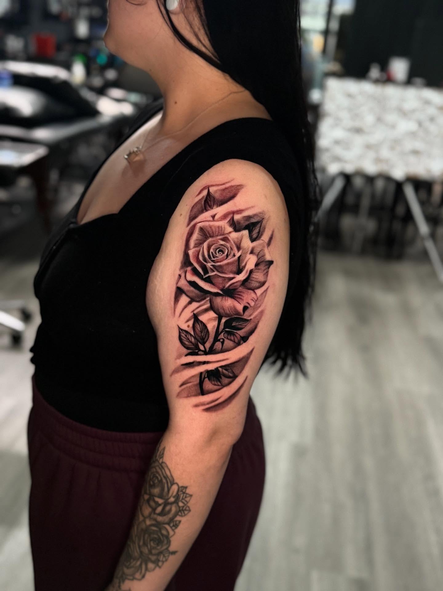 Rose realism tattoo on the shoulder by Adrián Banuelos