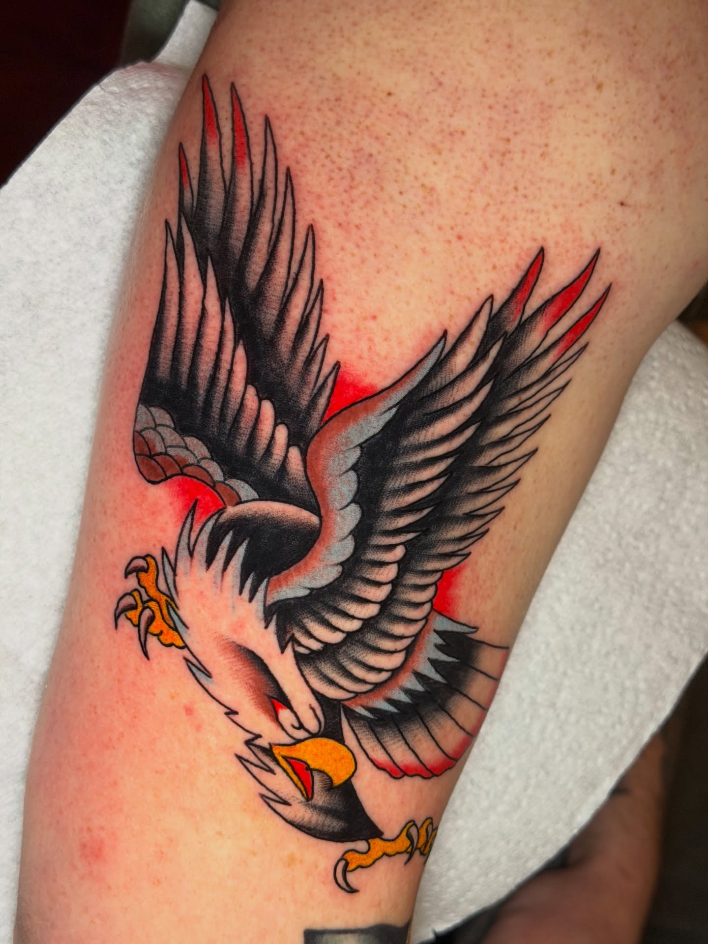 Eagle American traditional tattoo on the upper arm by ๐
๐ฆ๐๐ซ๐ ๐ ๐๐ข๐ฉ๐ฆ๐ ๐ฆ๐ ๐๐๐ฏ๐ฆ๐