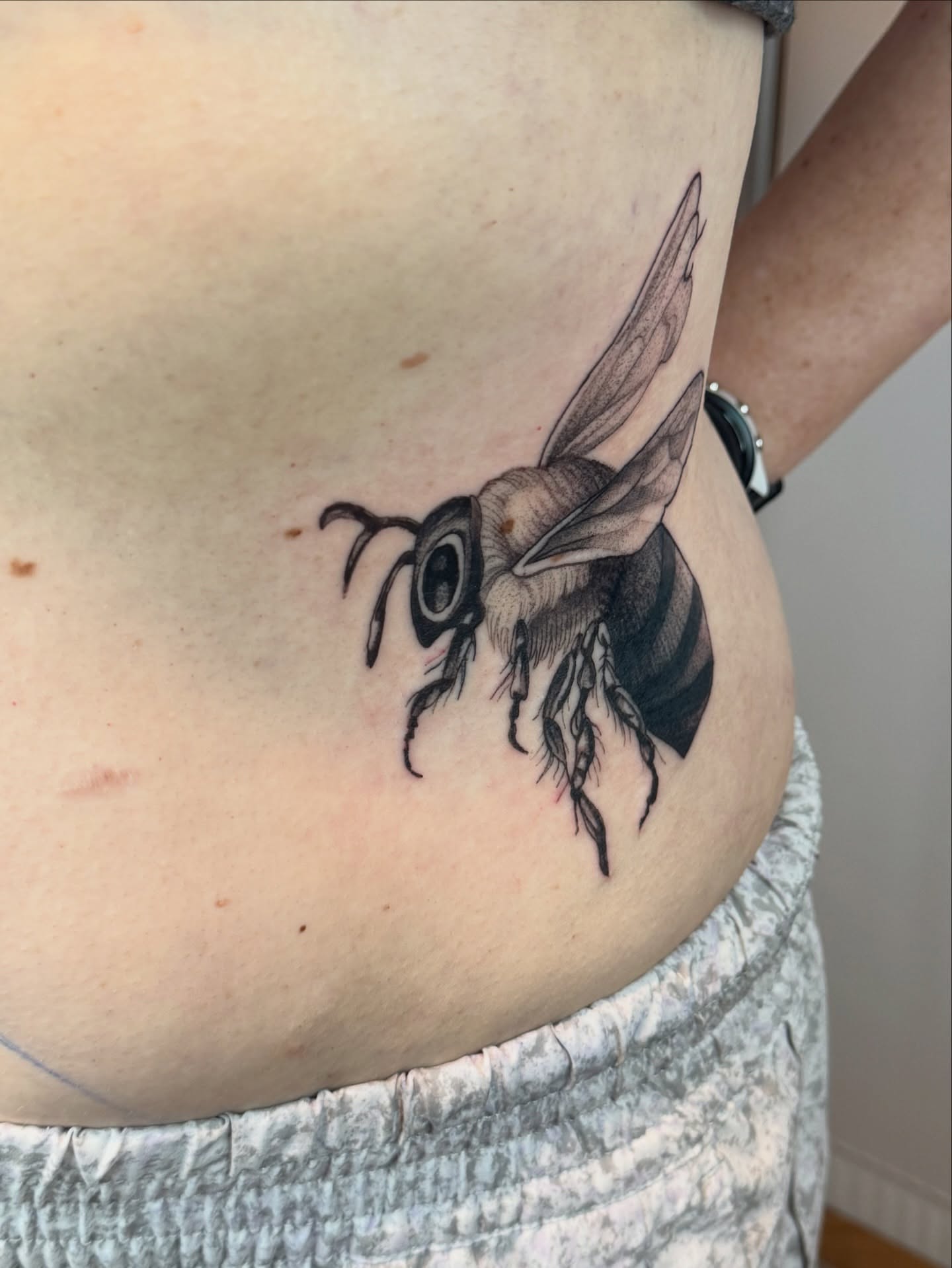 Bee realism tattoo on the ribs by Erick Mendivil