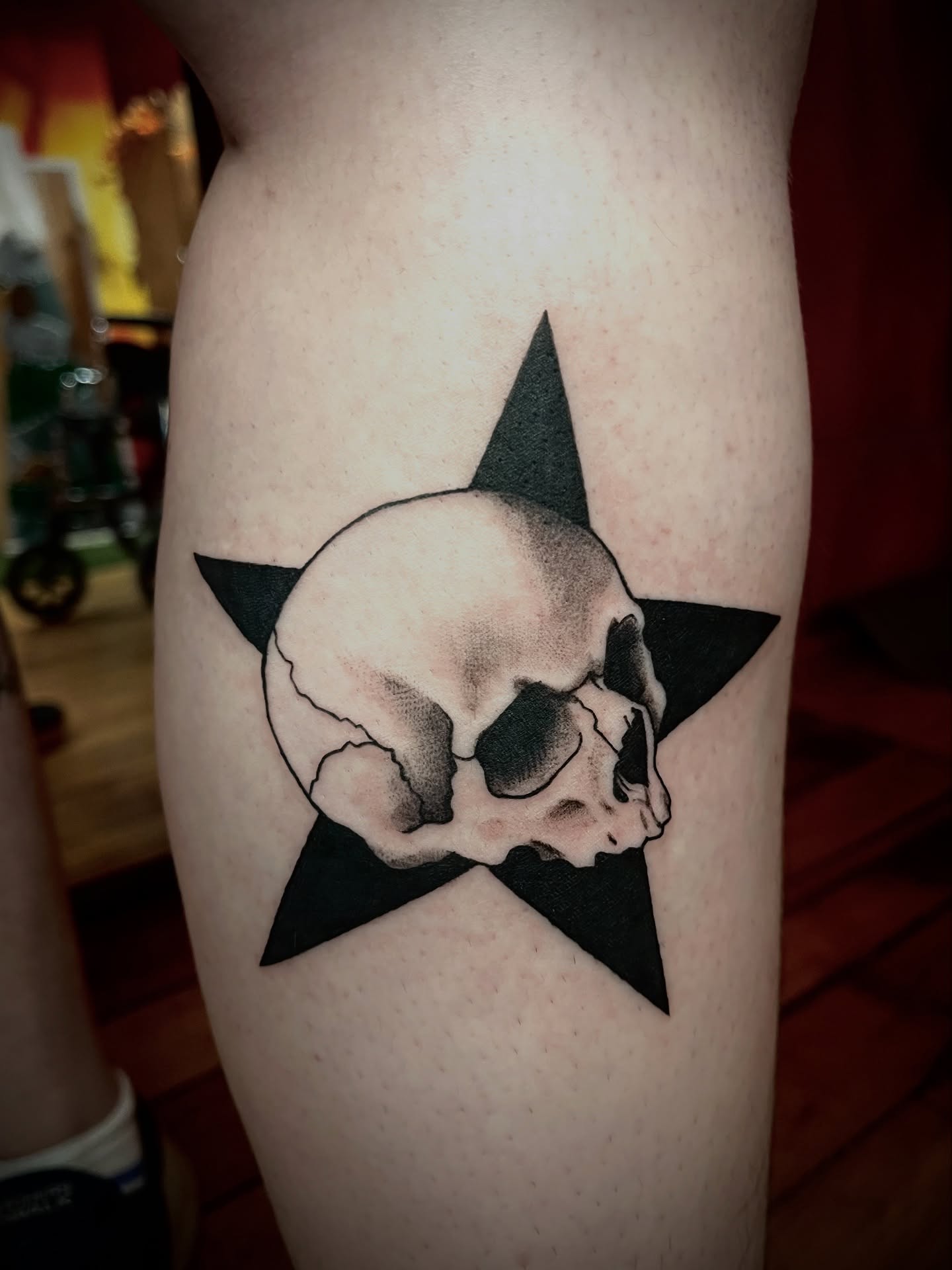 Skull black and grey tattoo on the thigh by Zoe Phan, Richmond, Virginia