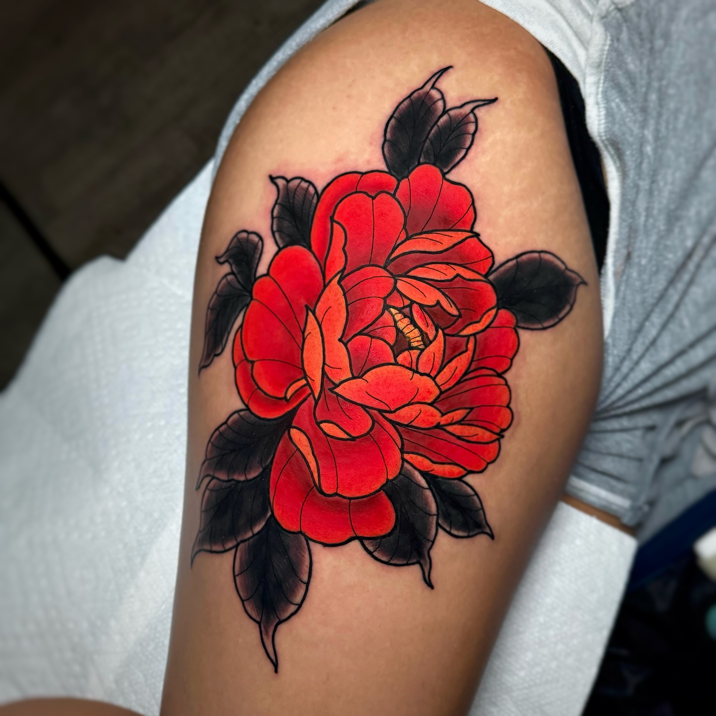 Red rose American traditional tattoo on the shoulder by ๐ ๐ต๐๐๐๐๐ ๐ฎ๐๐๐๐๐๐๐๐๐