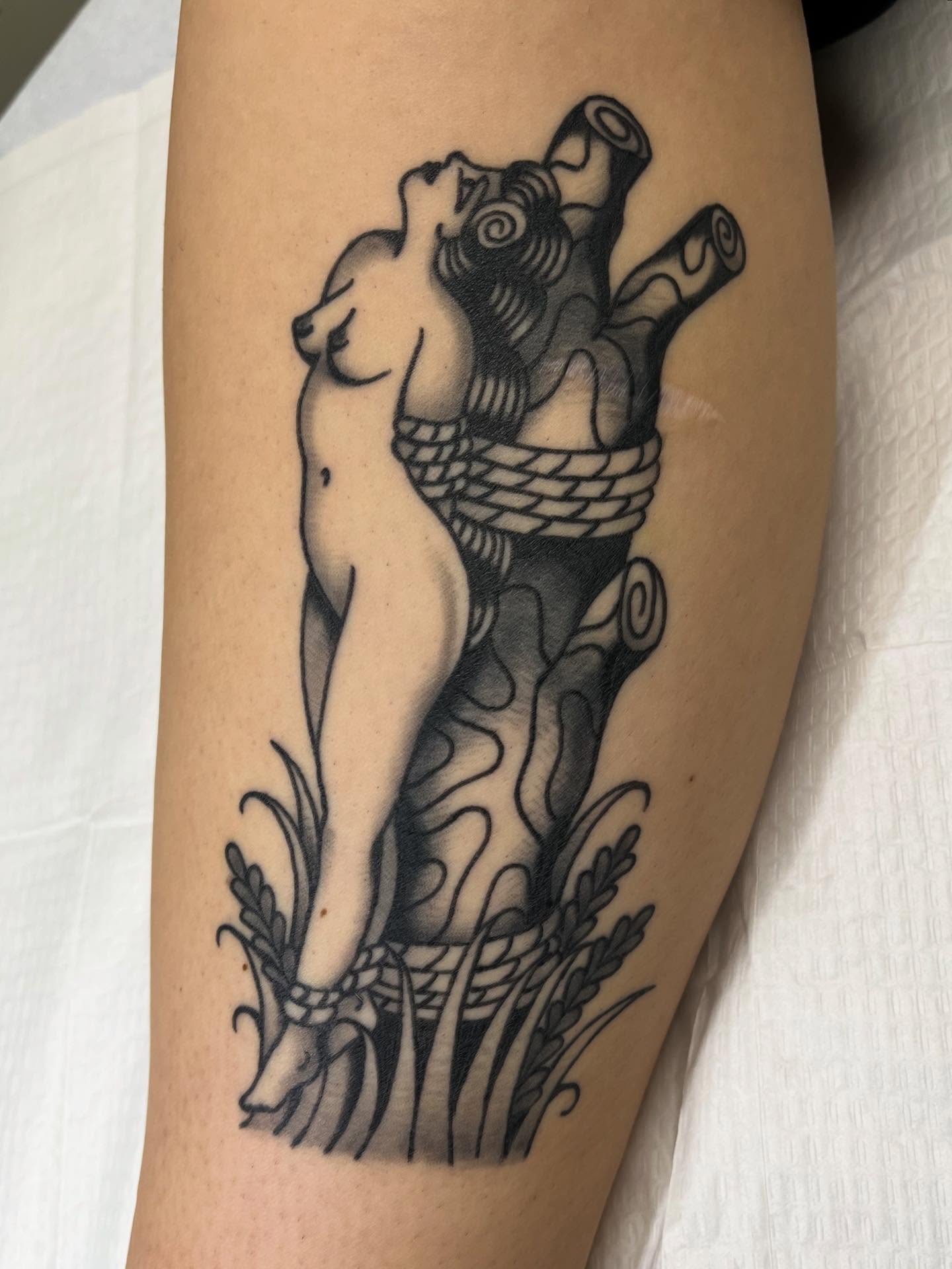 Naked woman black and grey tattoo on the thigh by 🌞all Bodies Welcome🌞